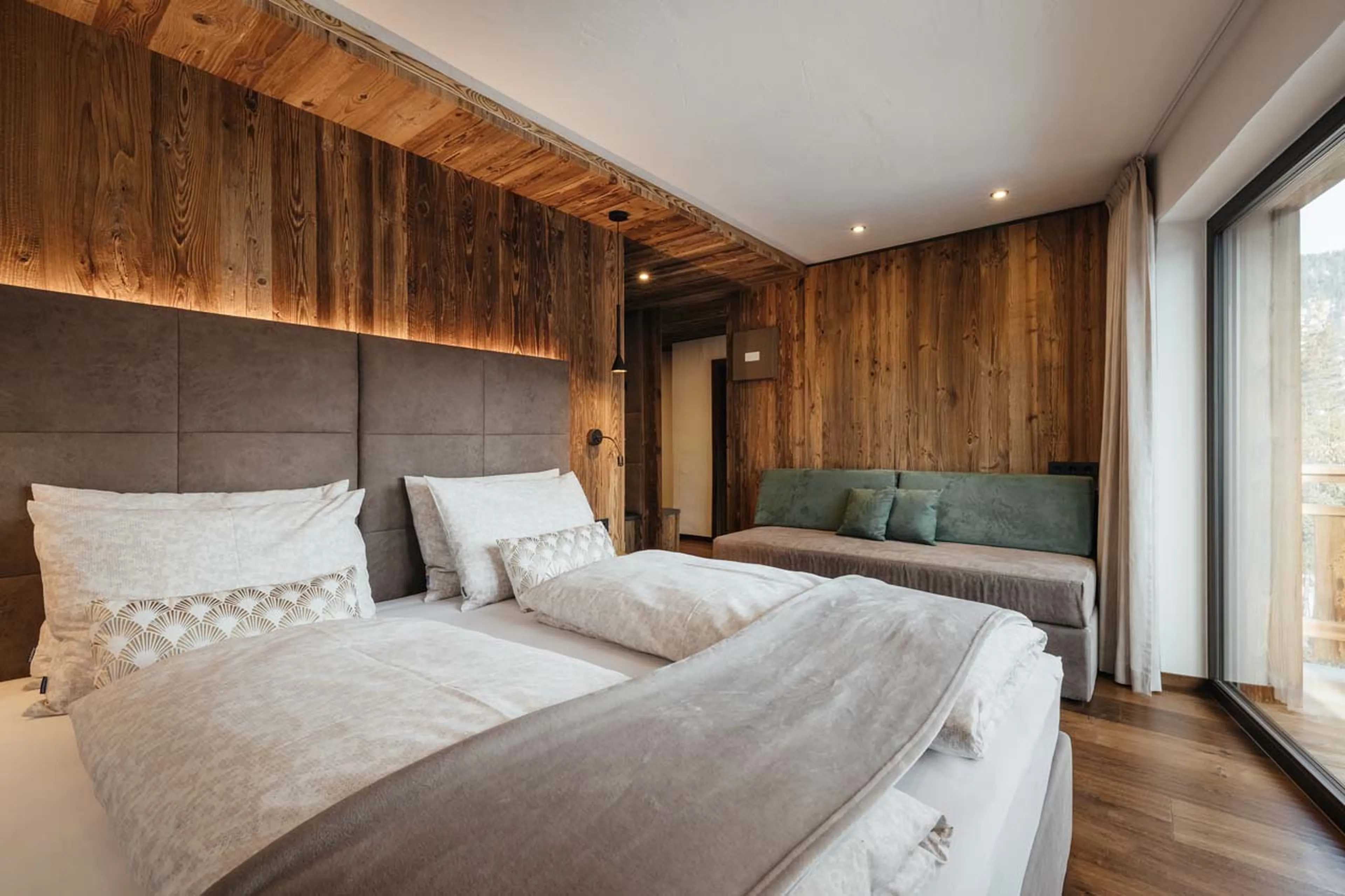 Double bedroom with sofa in Chalet Filip, Val Gardena