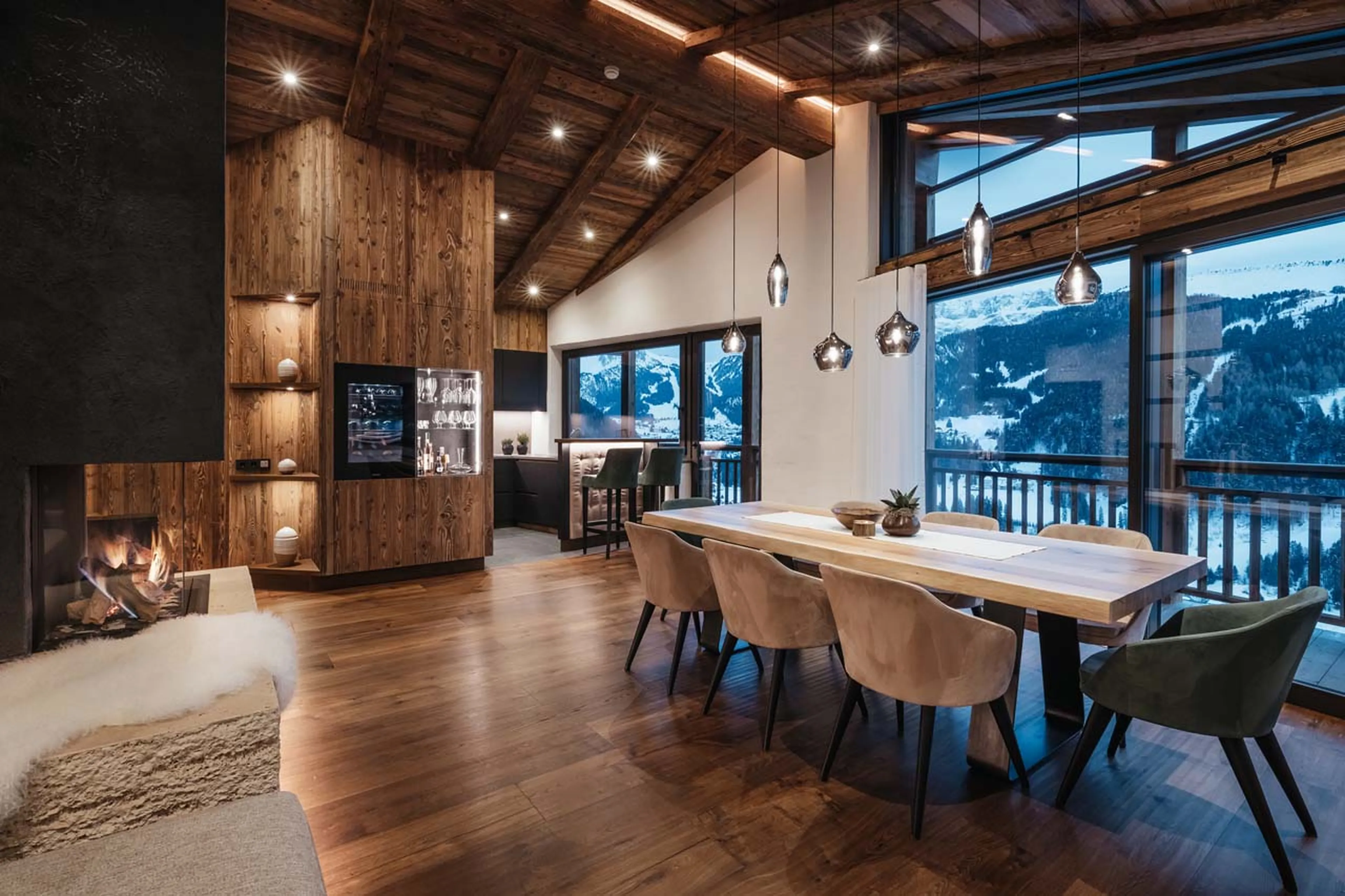 Dining area and kitchen in Chalet Filip, Val Gardena
