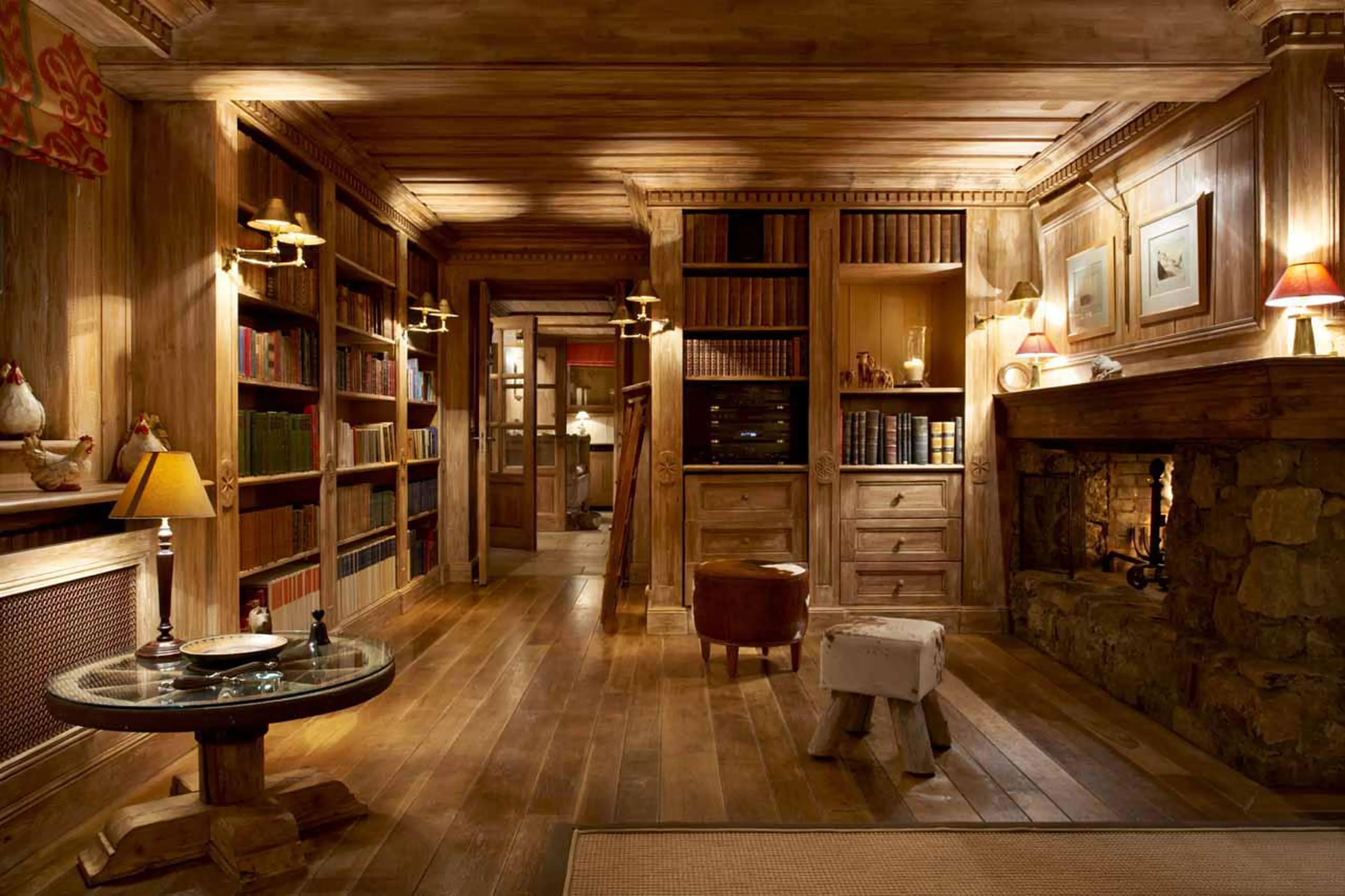 Library in living area at Chalet Foinsbois in Meribel