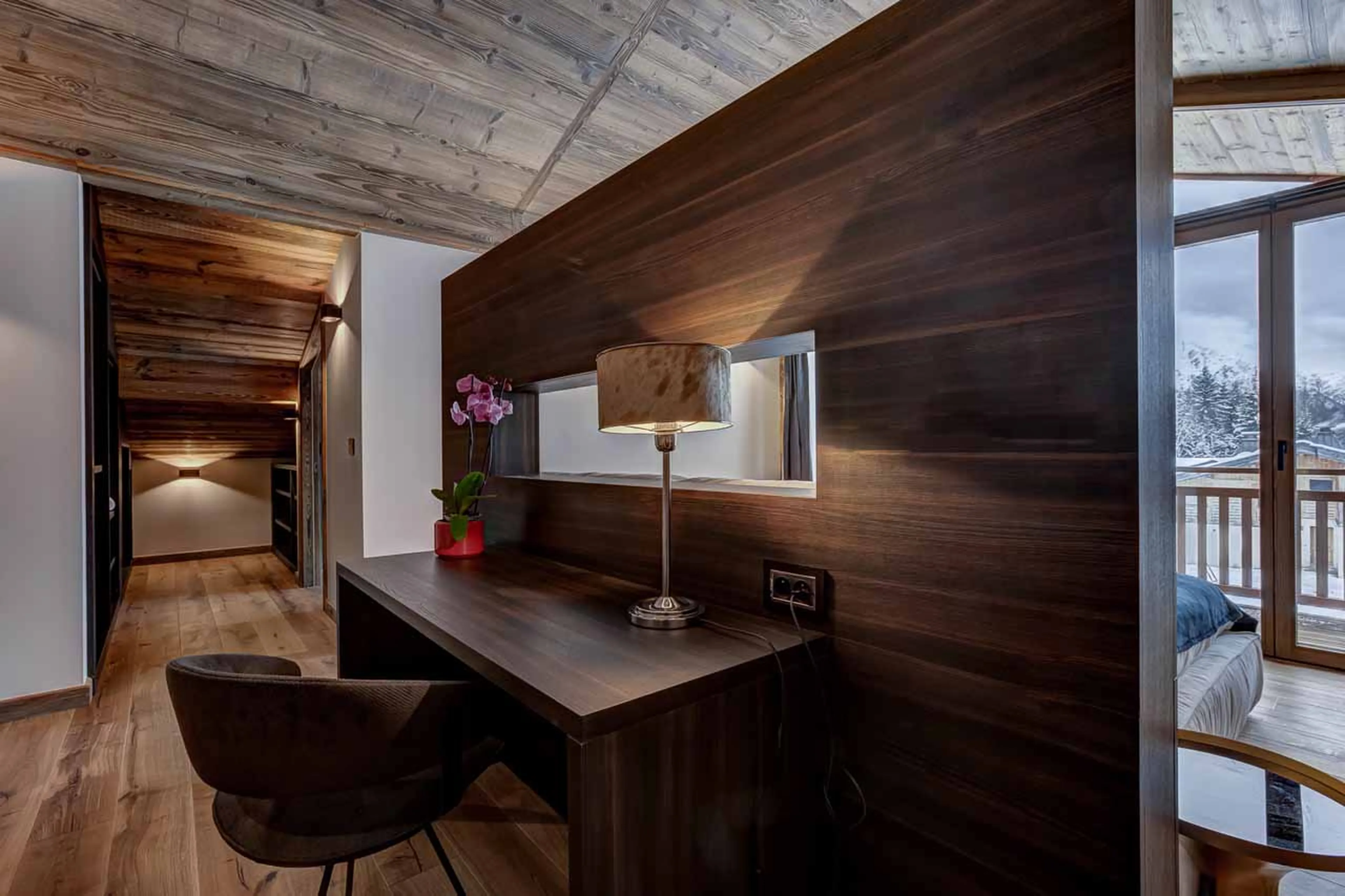 Office area and wardrobe at Chalet Freya in Chamonix