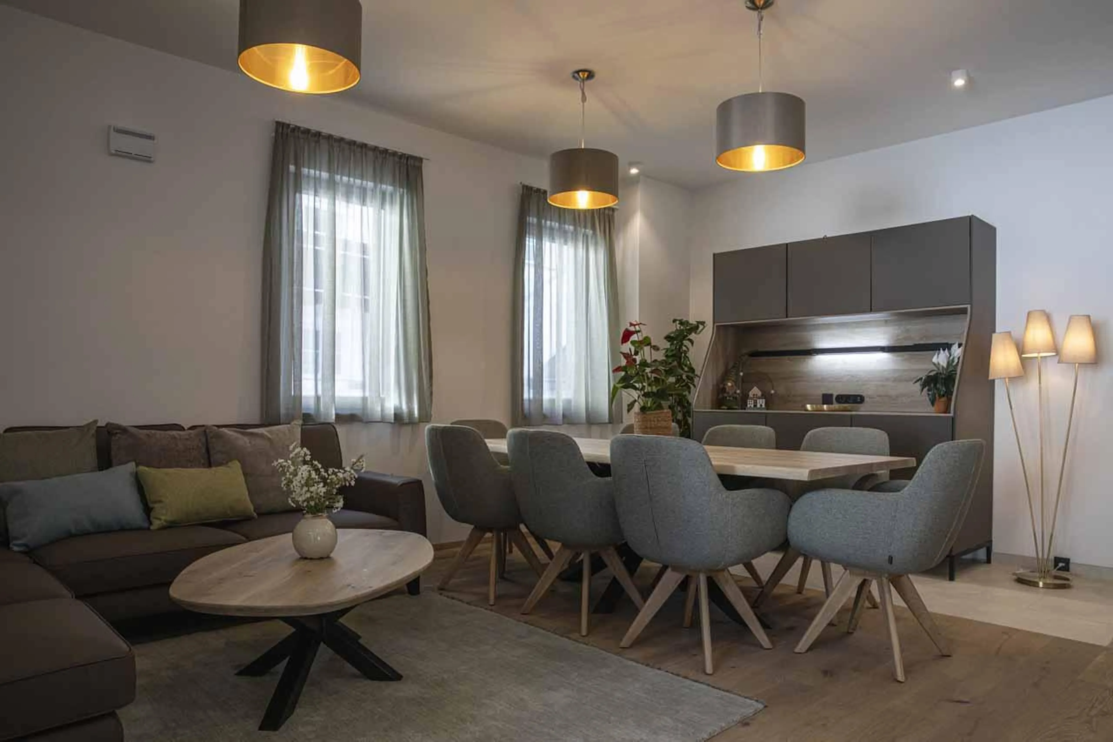 Sofa, dining table and kitchenette at Chalet Frieda in St Anton