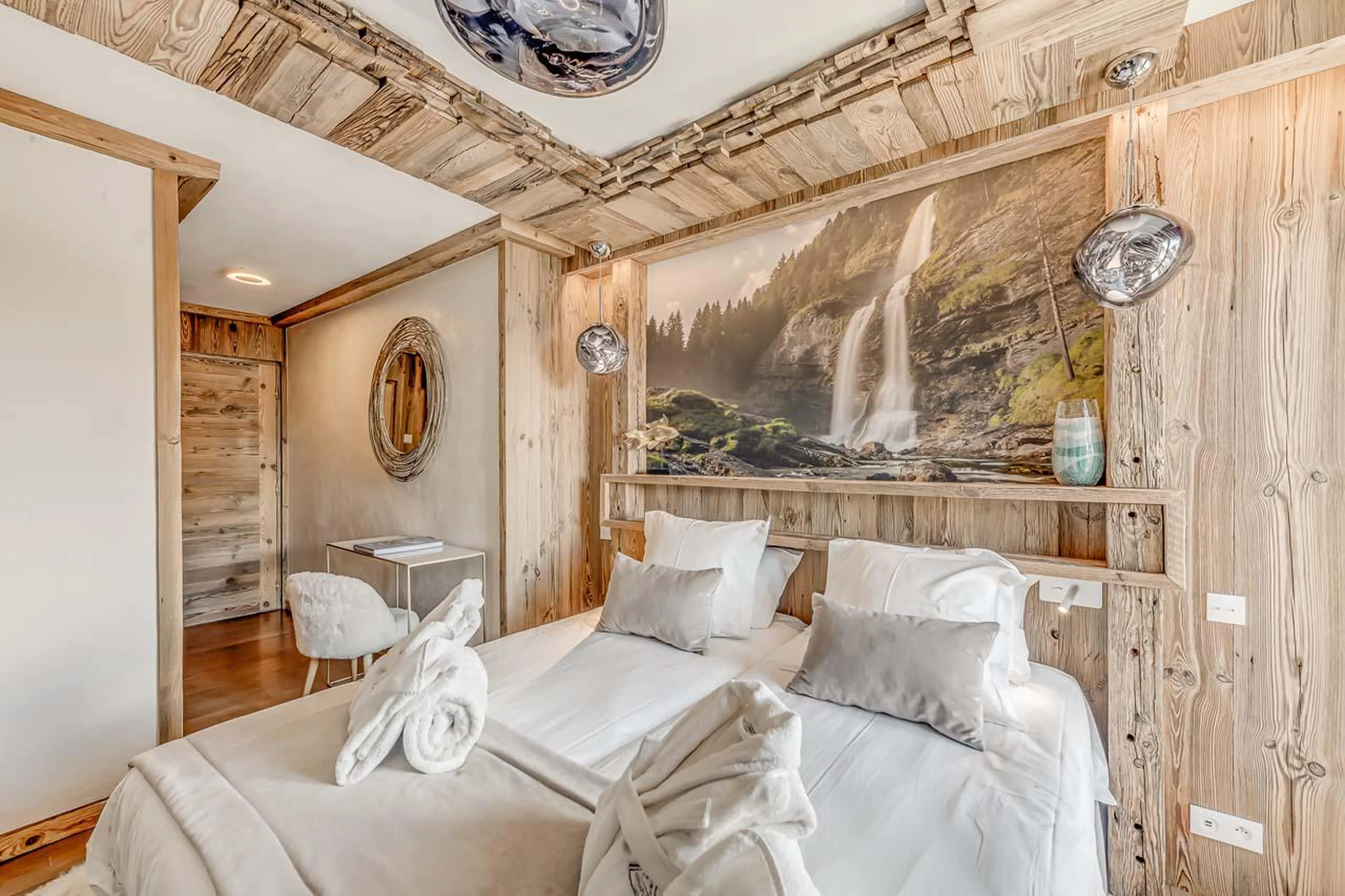 Elegant and modern twin/double bedroom Cascade at Chalet Ganga in Tignes