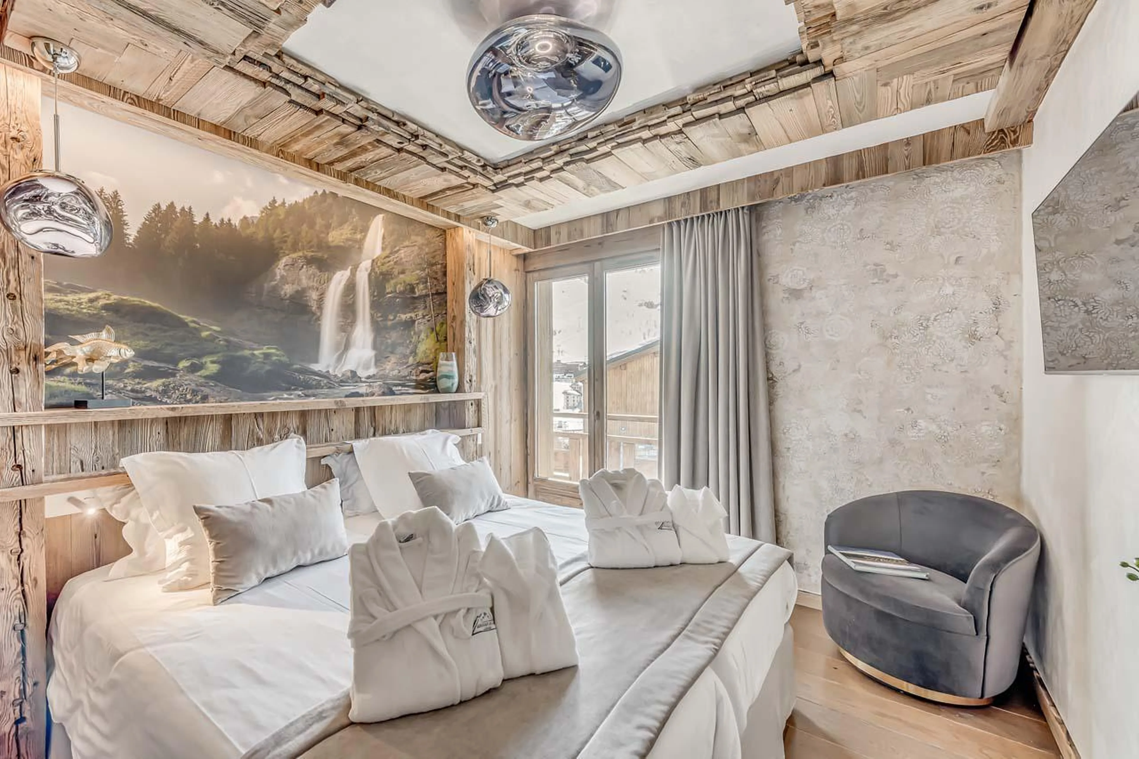 Bedroom Cascade overlooking mountain views with access to balcony at Chalet Ganga in Tignes