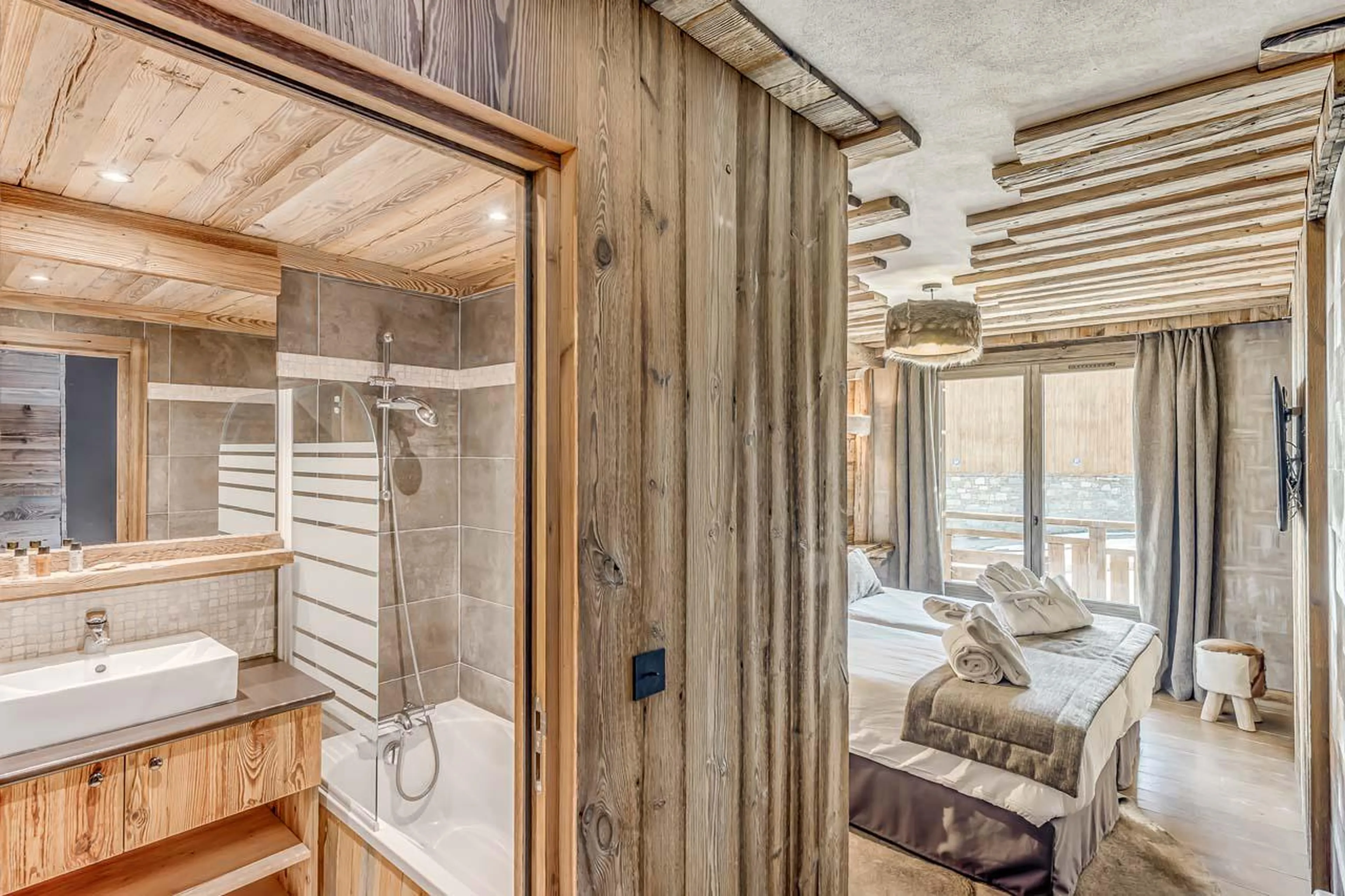 Modern en suite bathroom with bathtub at Chalet Ganga in Tignes