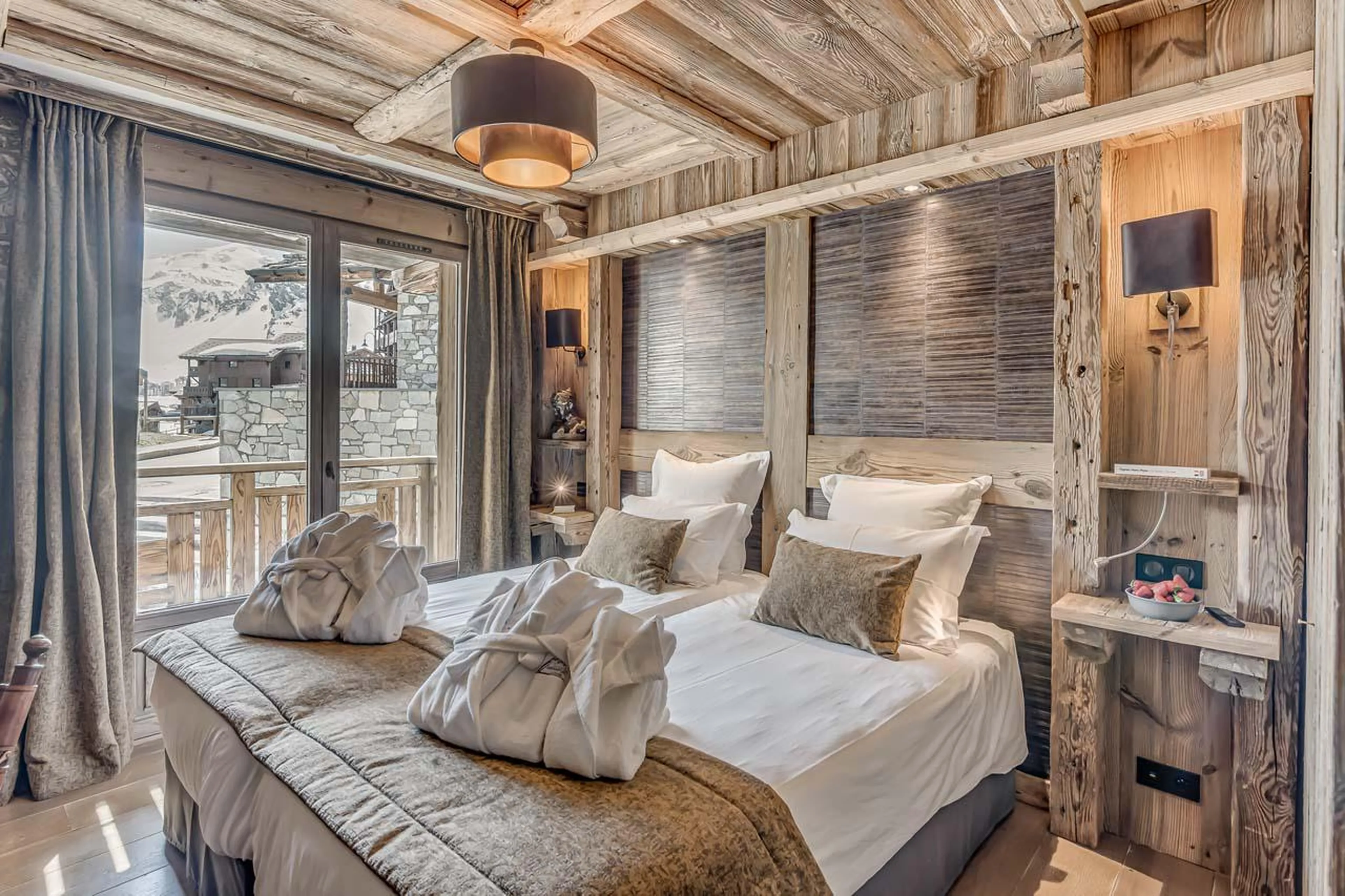 Twin/double bedroom Leather with access to south facing balcony at Chalet Ganga in Tignes