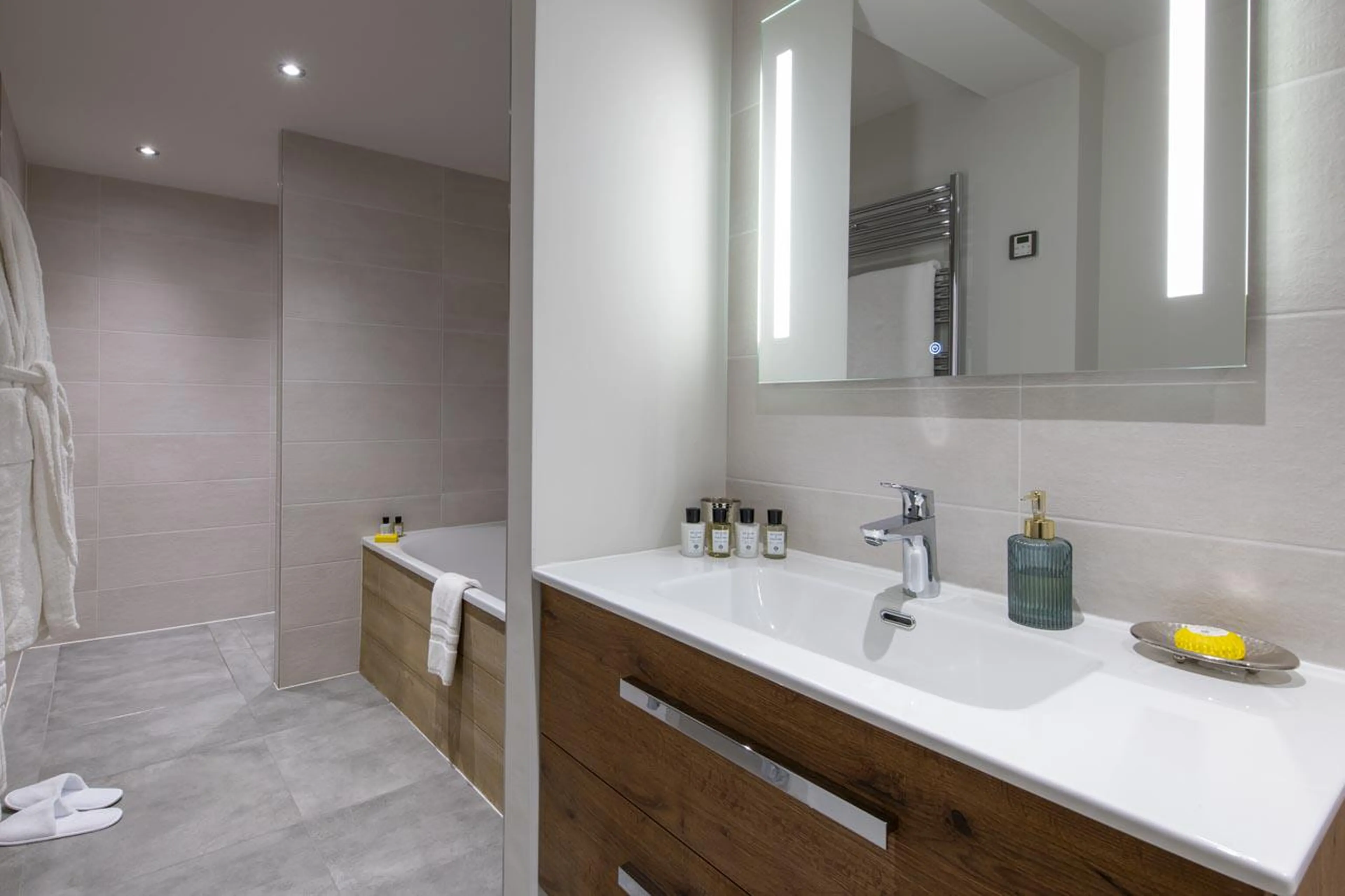 En-suite bathroom at Chalet Genepi in Meribel