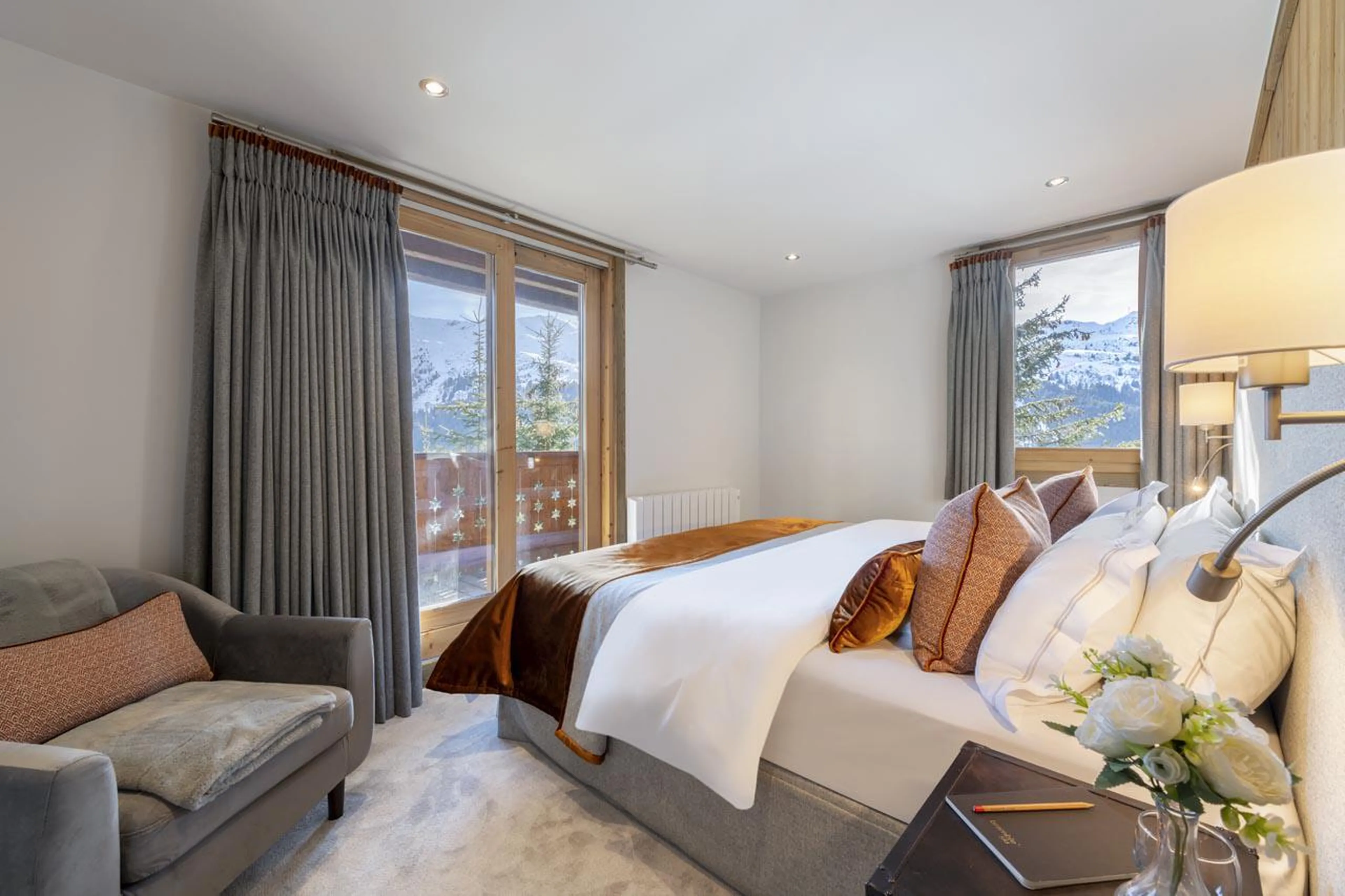 Double/twin bedroom with balcony access and en-suite shower room at Chalet Genepi in Meribel