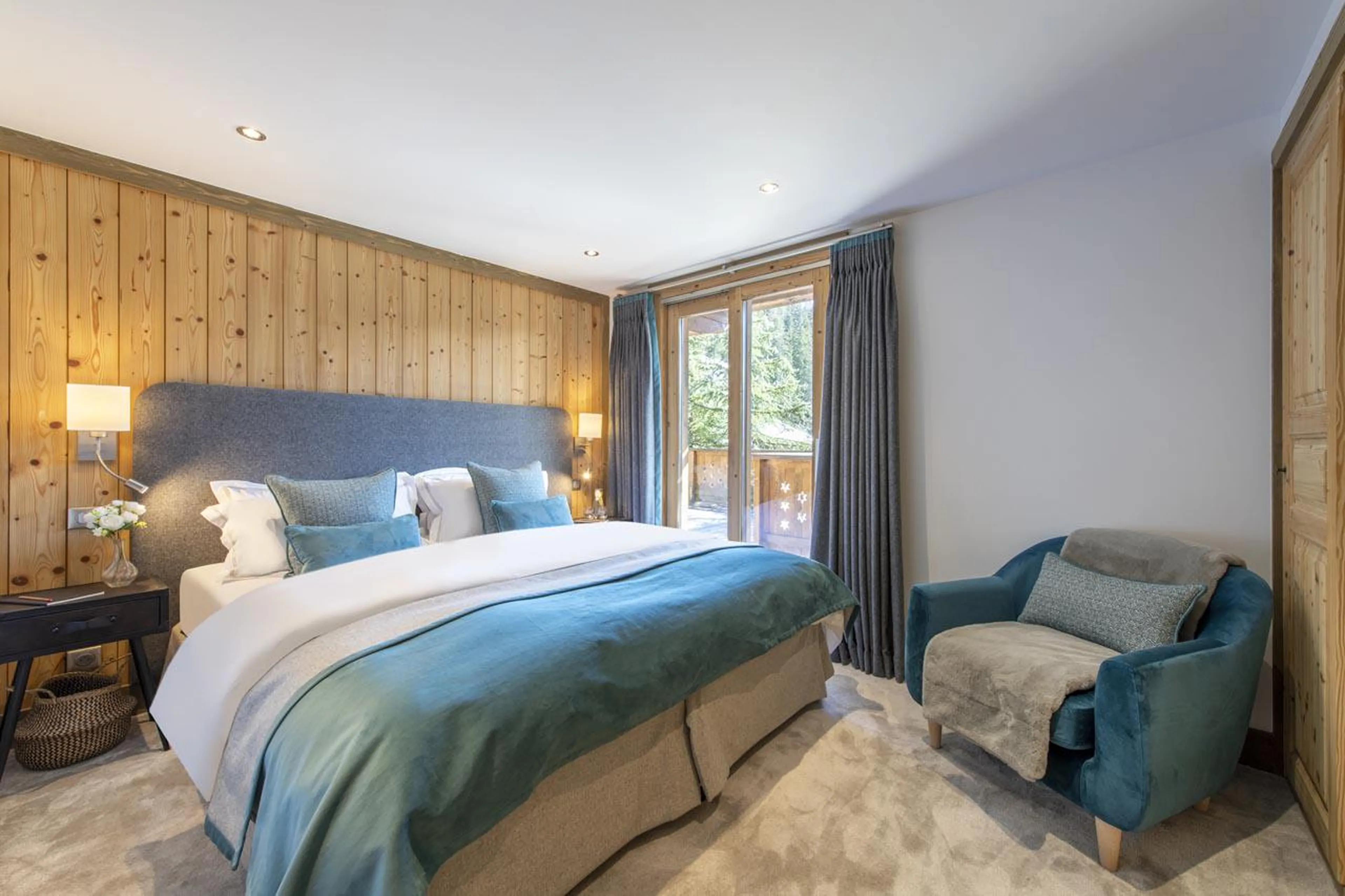Double/twin bedroom with balcony access and en-suite shower room at Chalet Genepi in Meribel