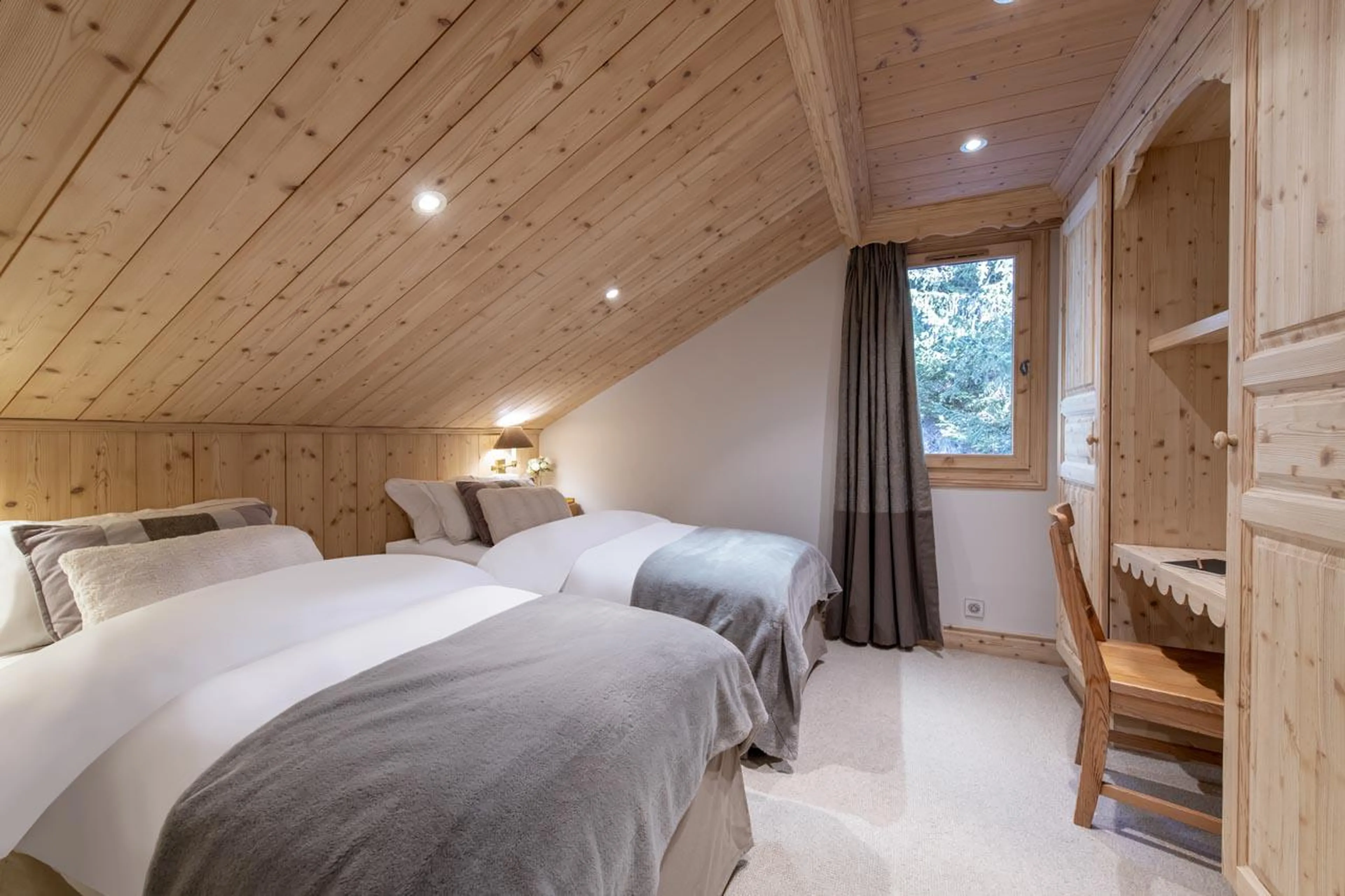 Double/twin bedroom with study area and en-suite bathroom at Chalet Genepi in Meribel