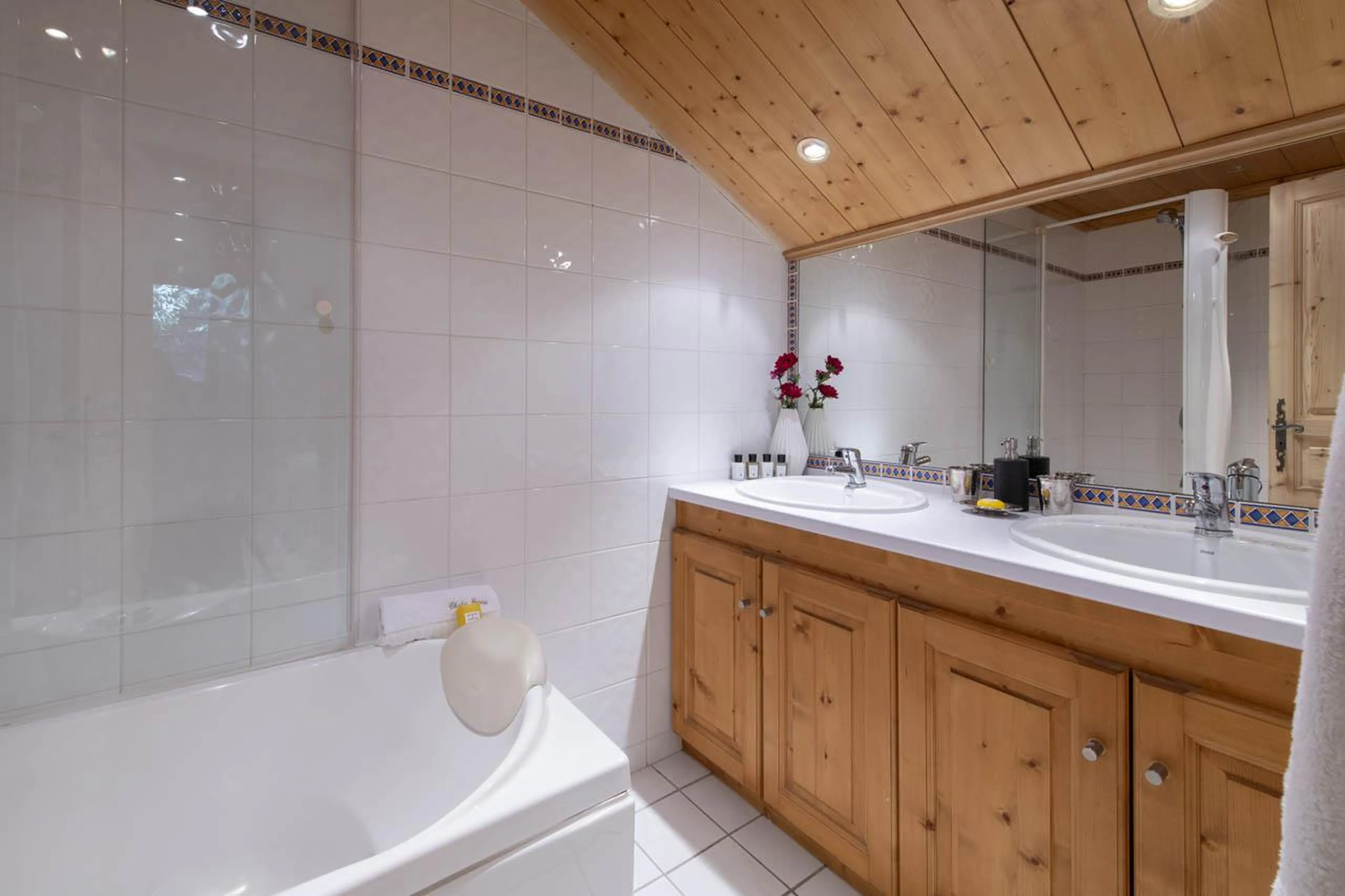 En-suite bathroom at Chalet Genepi in Meribel