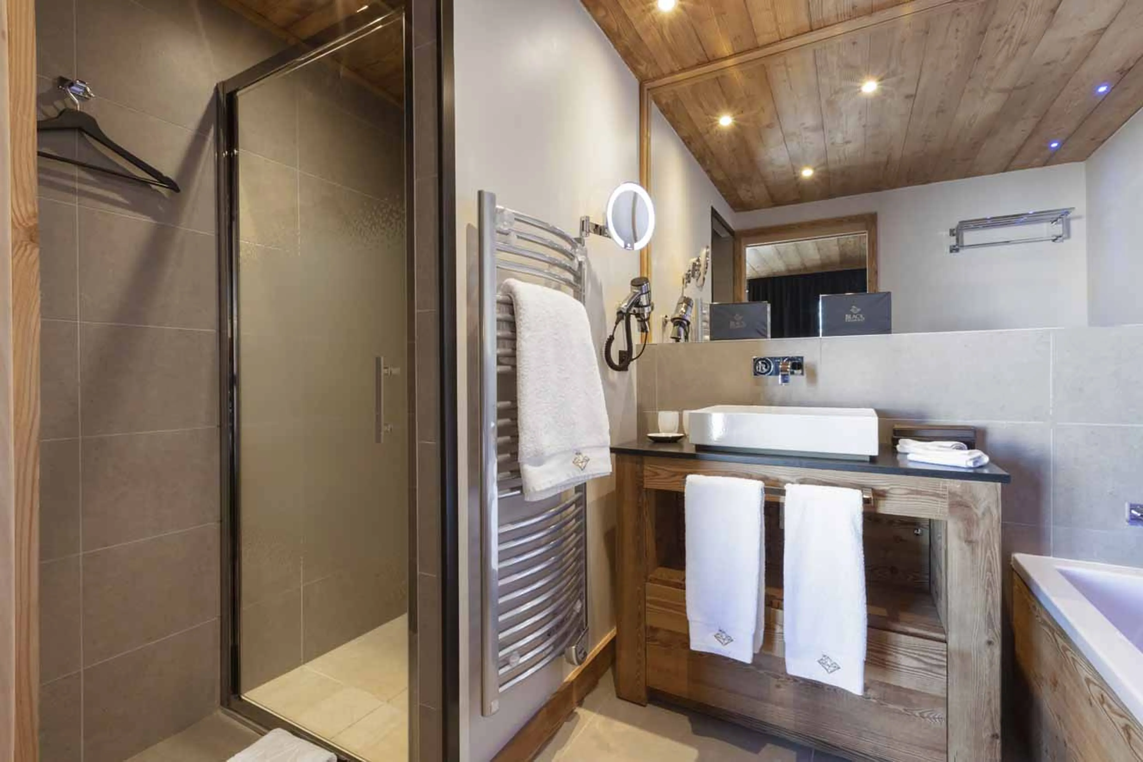 Bathtub and shower at Chalet Golden Jubilee in Val Thorens