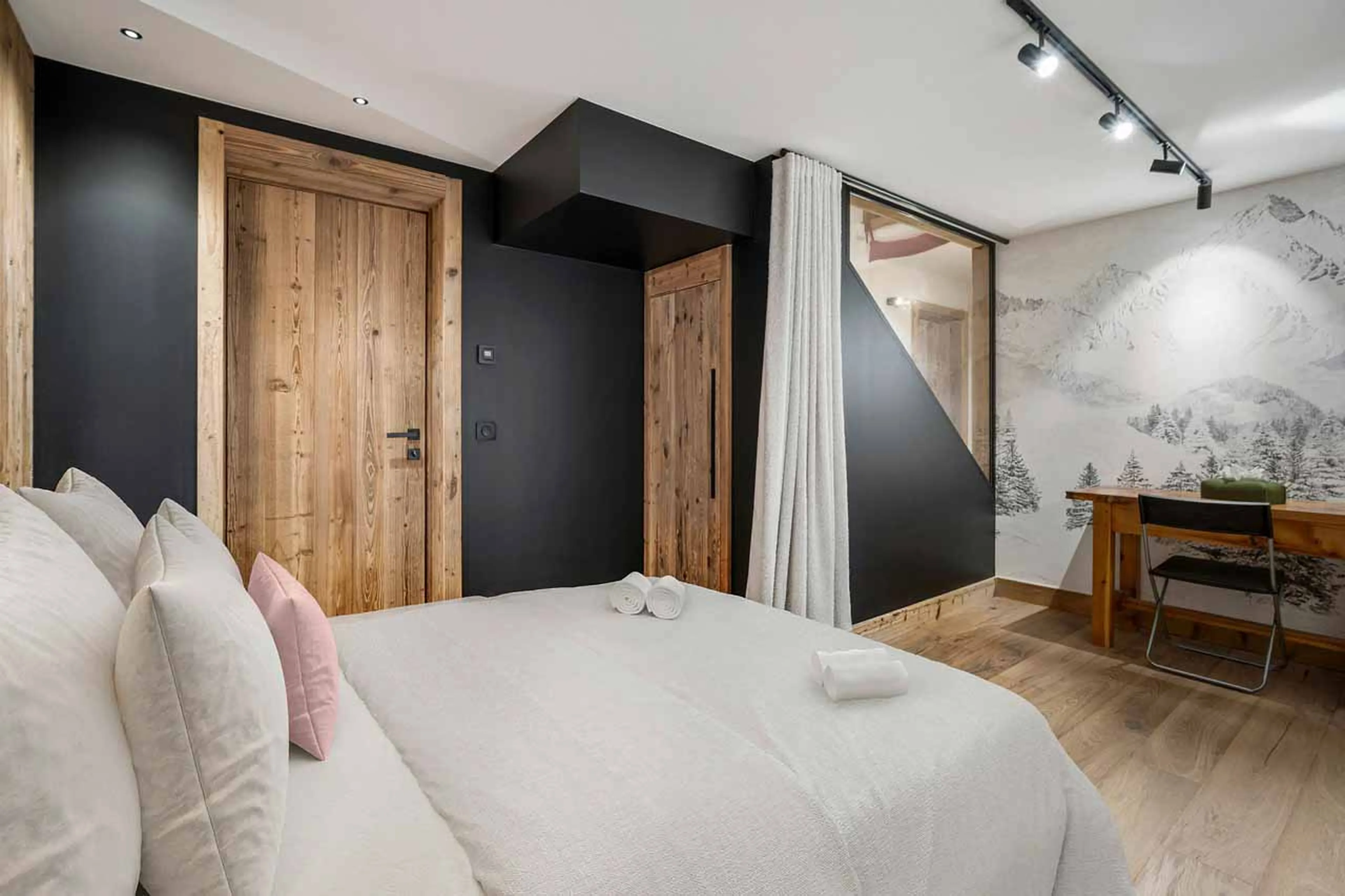 Bedroom 3 desk at Grace Dieu in Courchevel 1850
