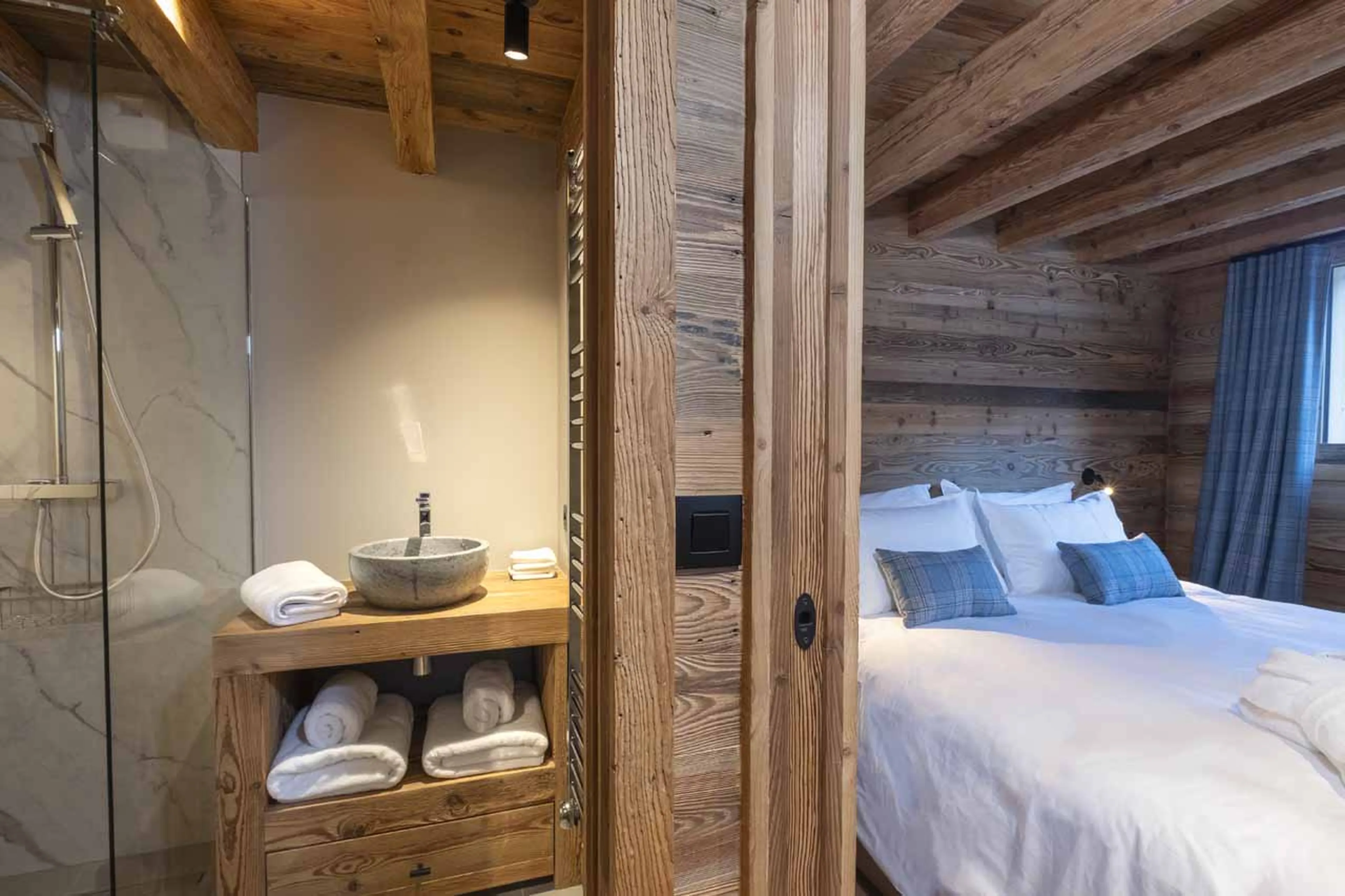 Double bedroom with en-suite shower room in Chalet Grande Kalinka, Meribel