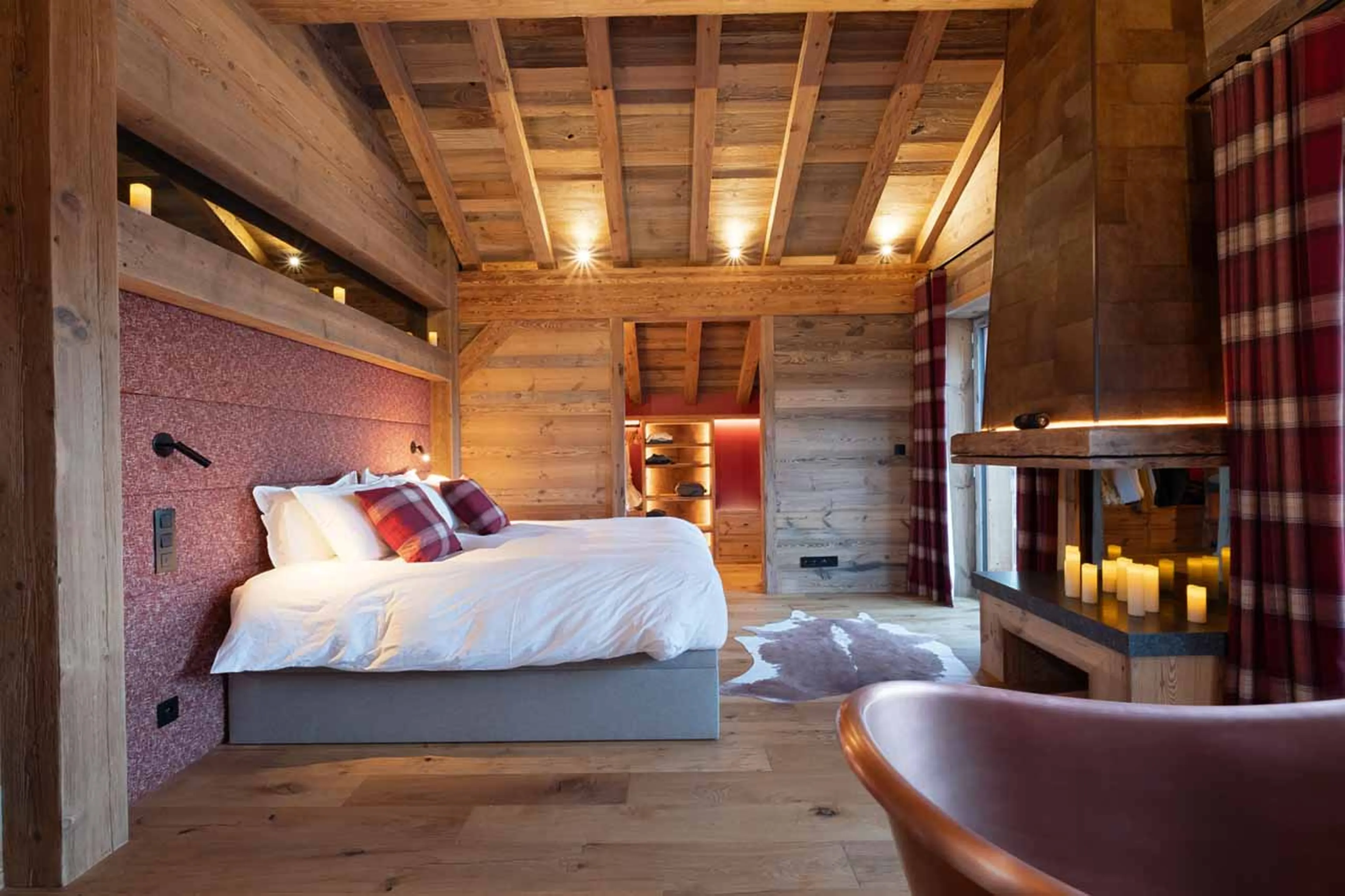 Double bedroom with fireplace in Chalet Grande Kalinka, Meribel