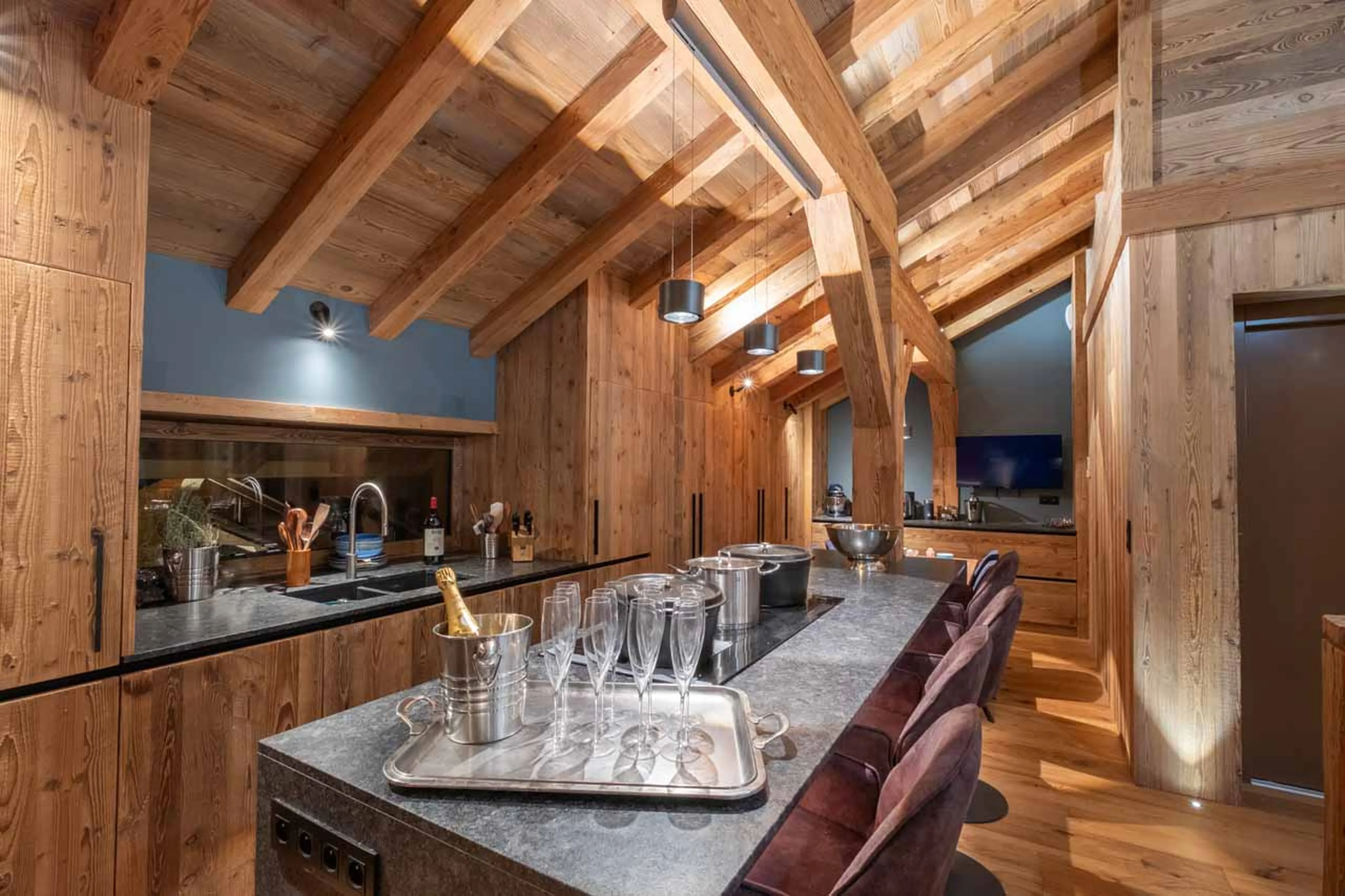 Kitchen island with high seating in Chalet Grande Kalinka, Meribel