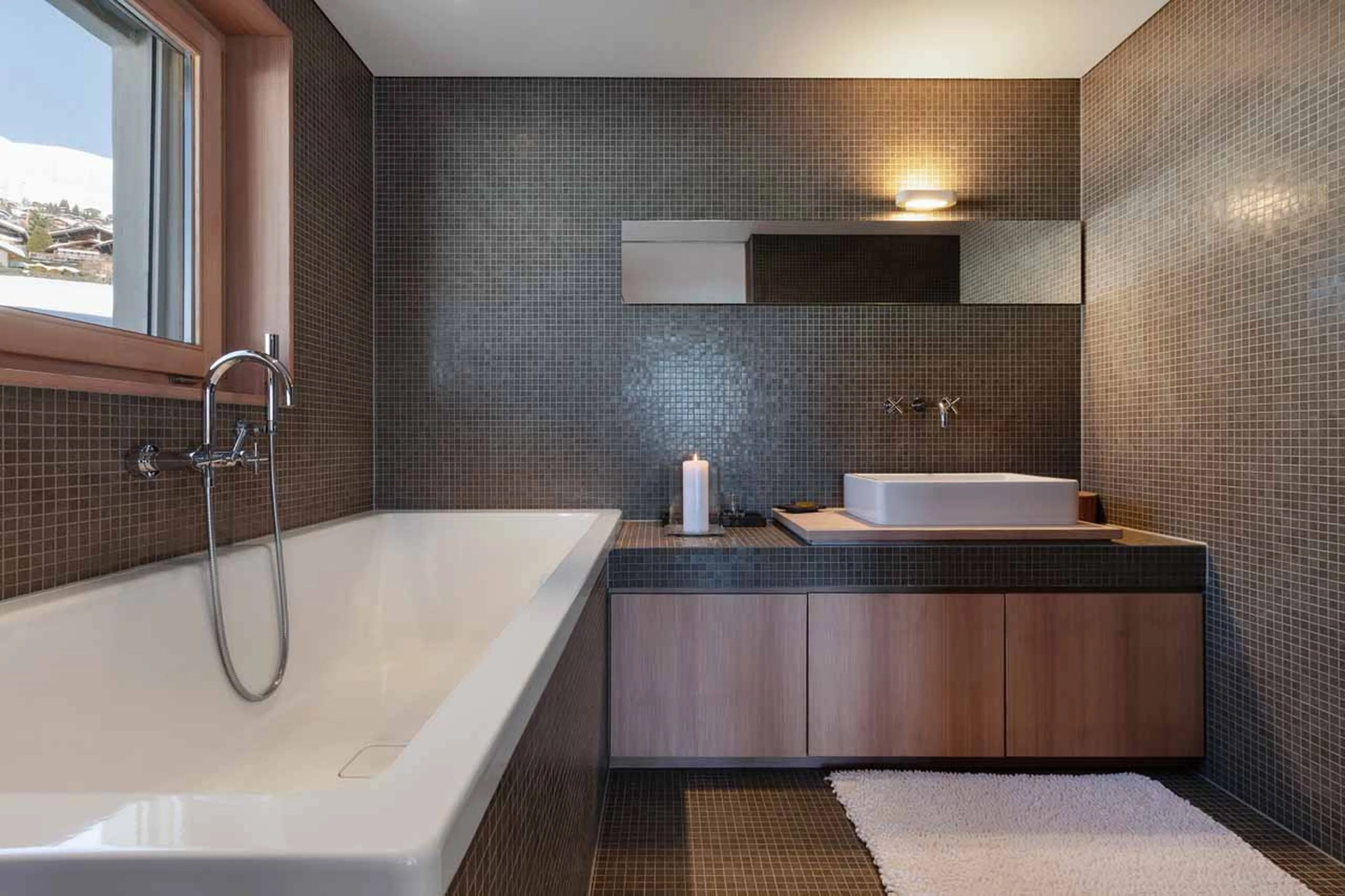 Bedroom 1 en-suite bath at Chalet Granval in Verbier