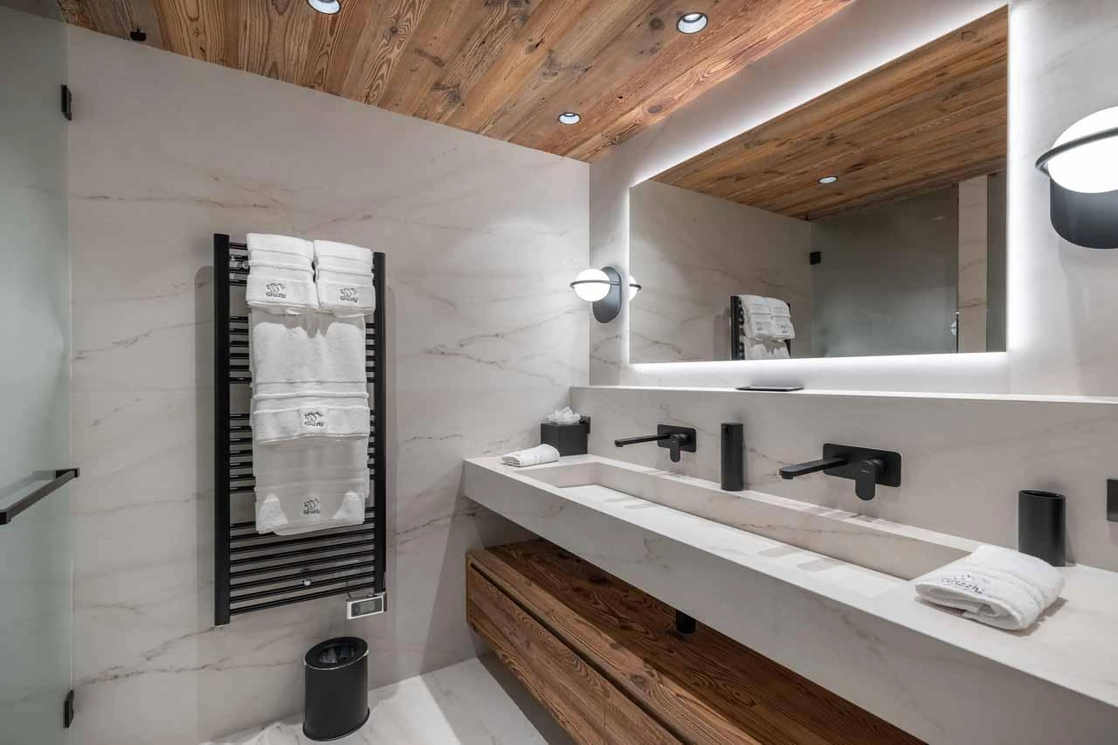 Shower room with double basin in Chalet Grizzly, Megeve