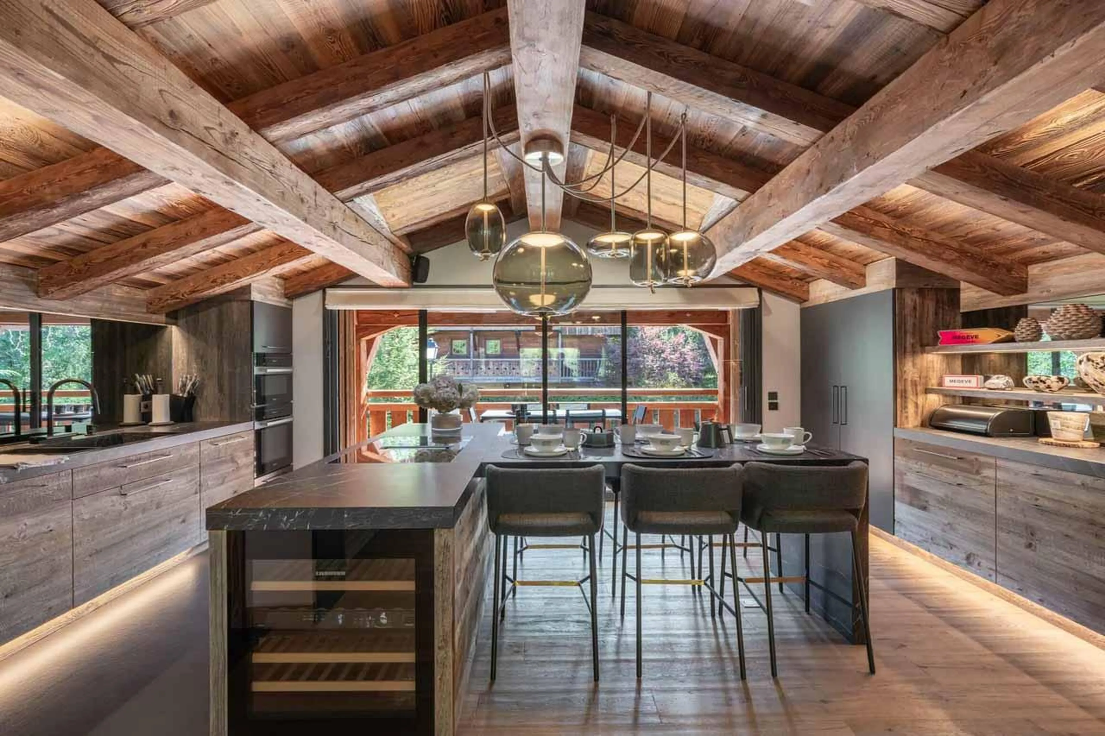 Kitchen with breakfast bar in Chalet Grizzly, Megeve