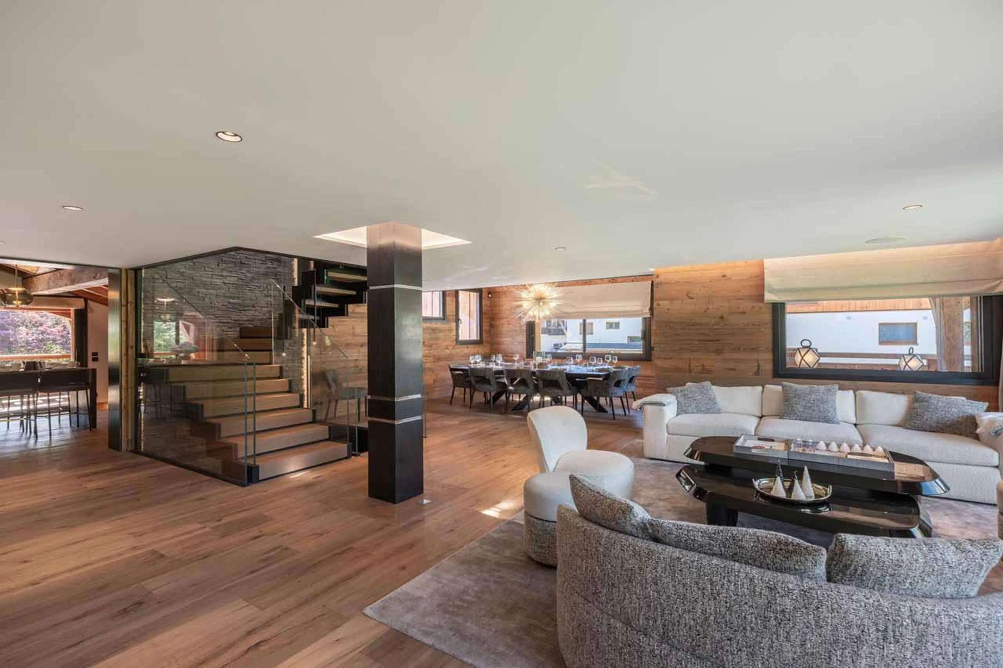 Open-plan living and dining area in Chalet Grizzly, Megeve