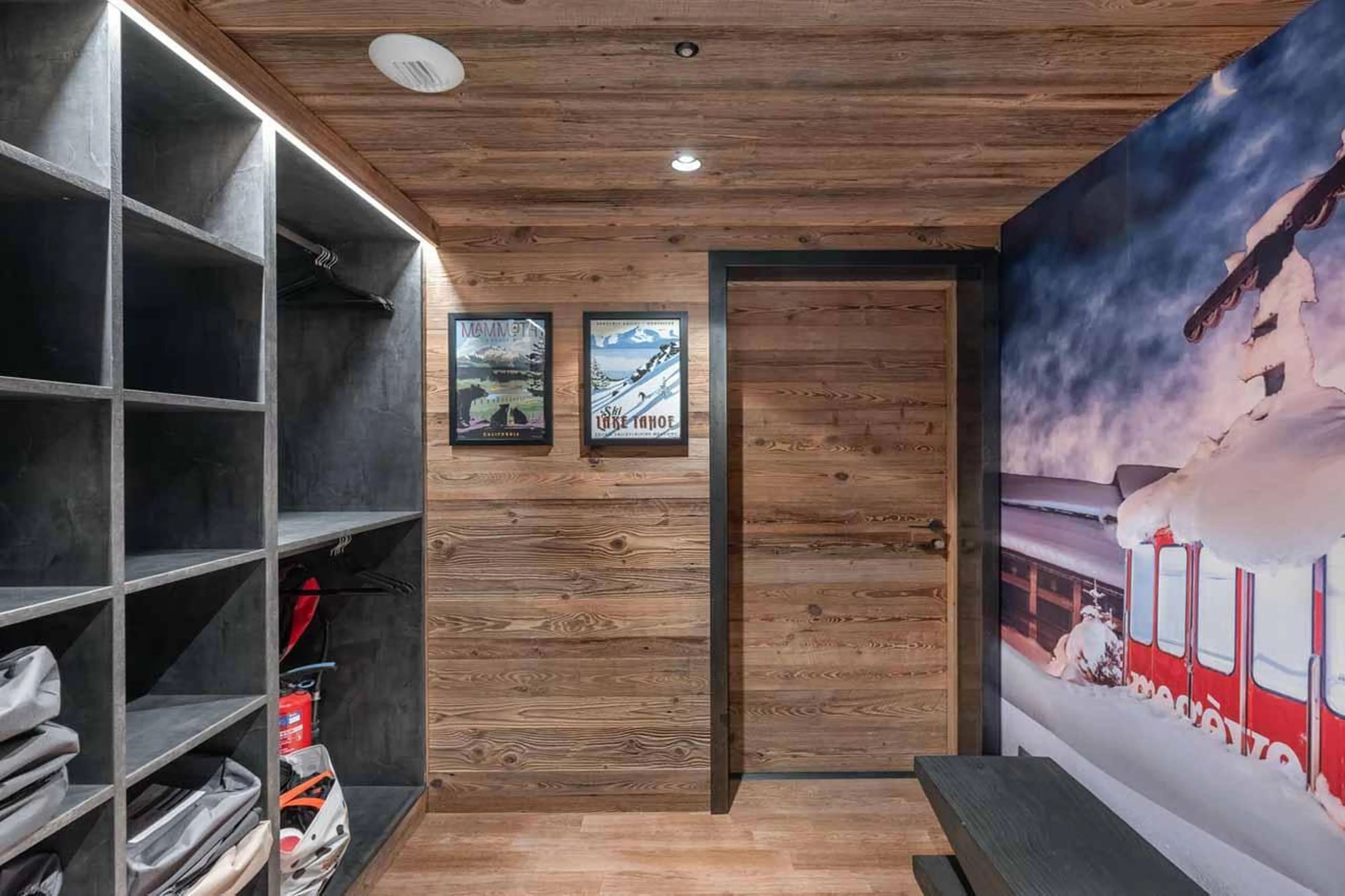 Ski room with shelving in Chalet Grizzly, Megeve