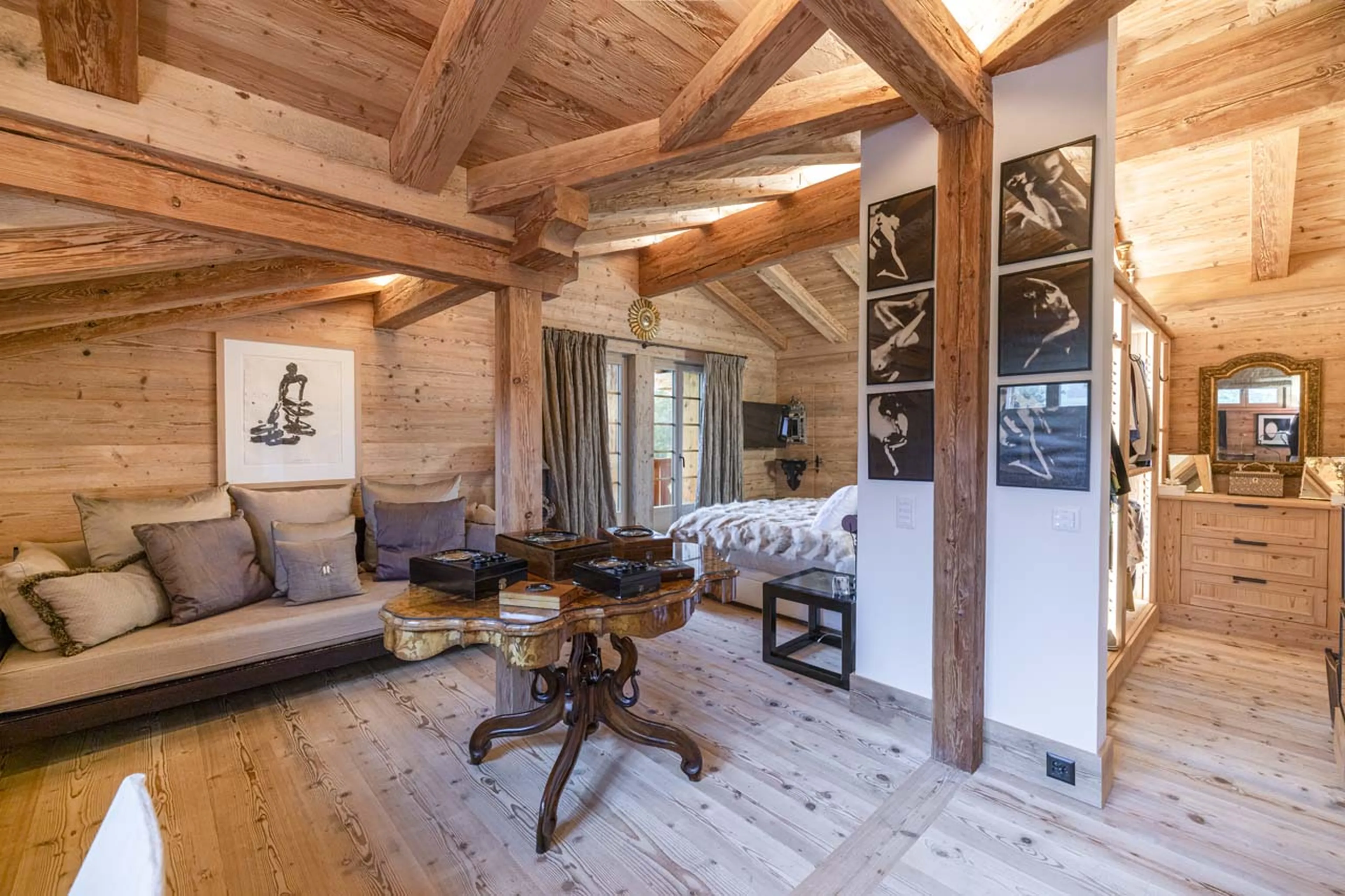Lounge and wardrobe at Chalet Gruben in Gstaad