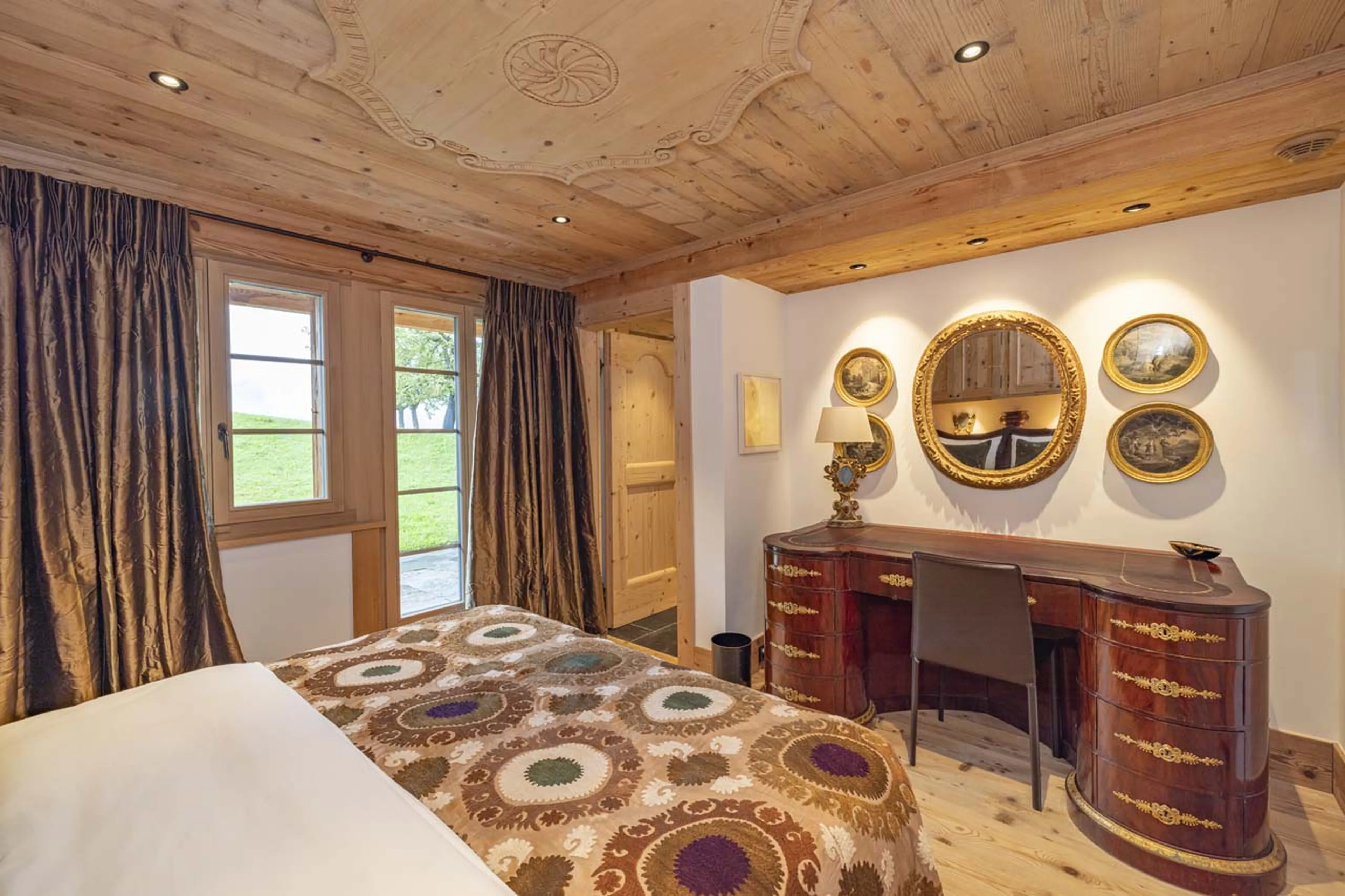 Desk in bedroom three at Chalet Gruben in Gstaad