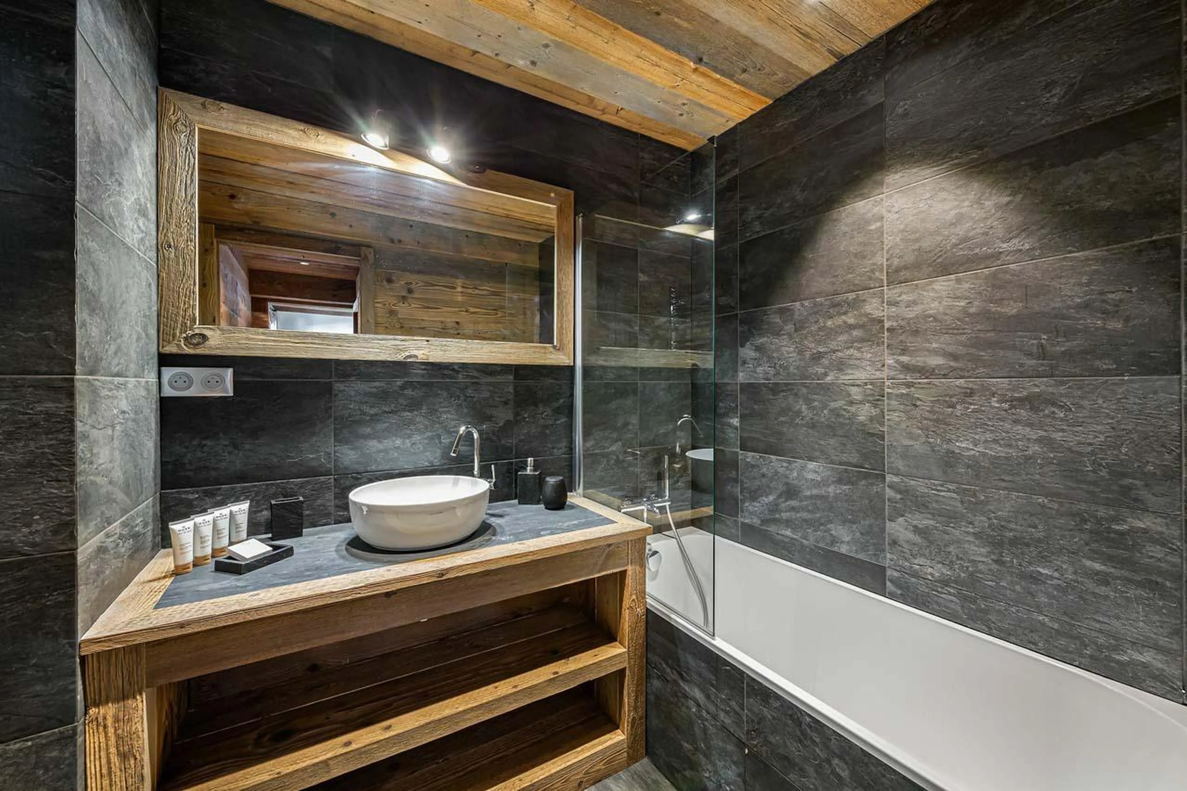 En-suite bathroom four at Chalet Haapiti in Meribel