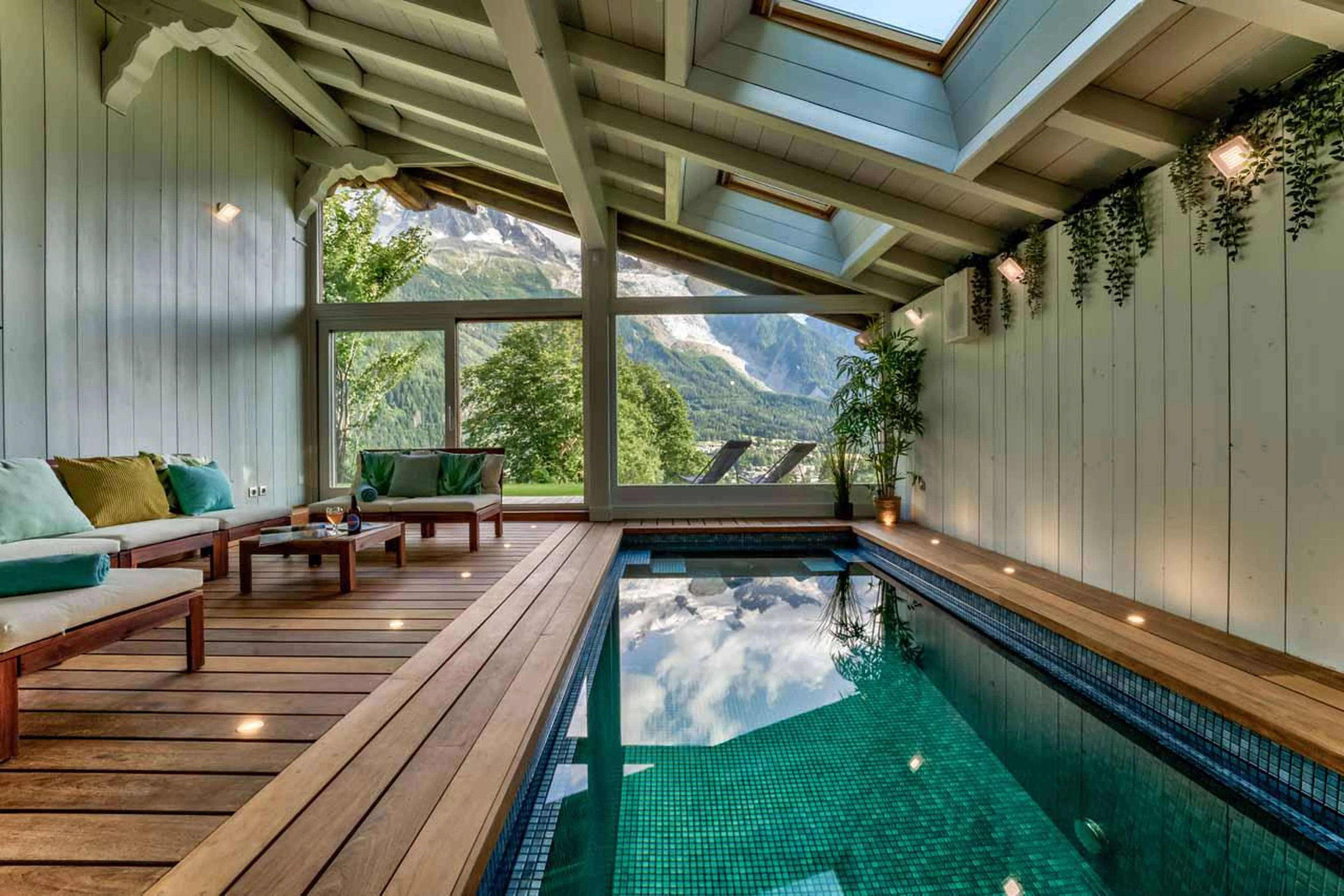 Relaxation area and swim spa at Chalet Hibou in Chamonix