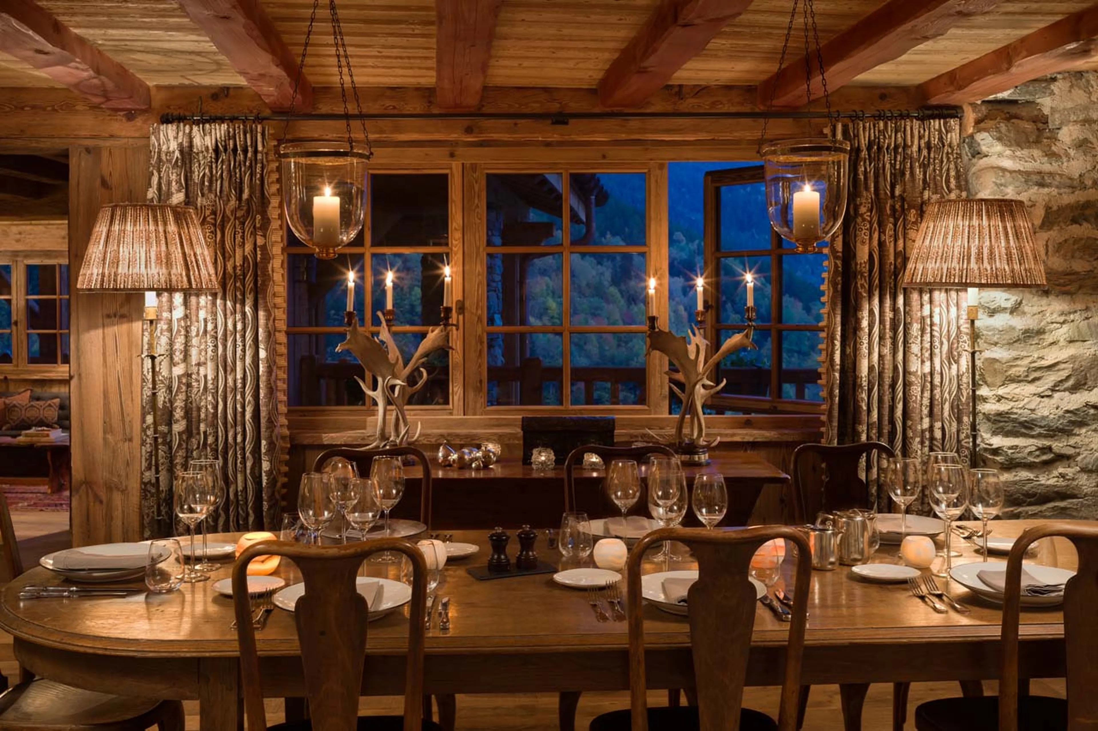 Dining room at night at Chalet Hibou in Le Miroir