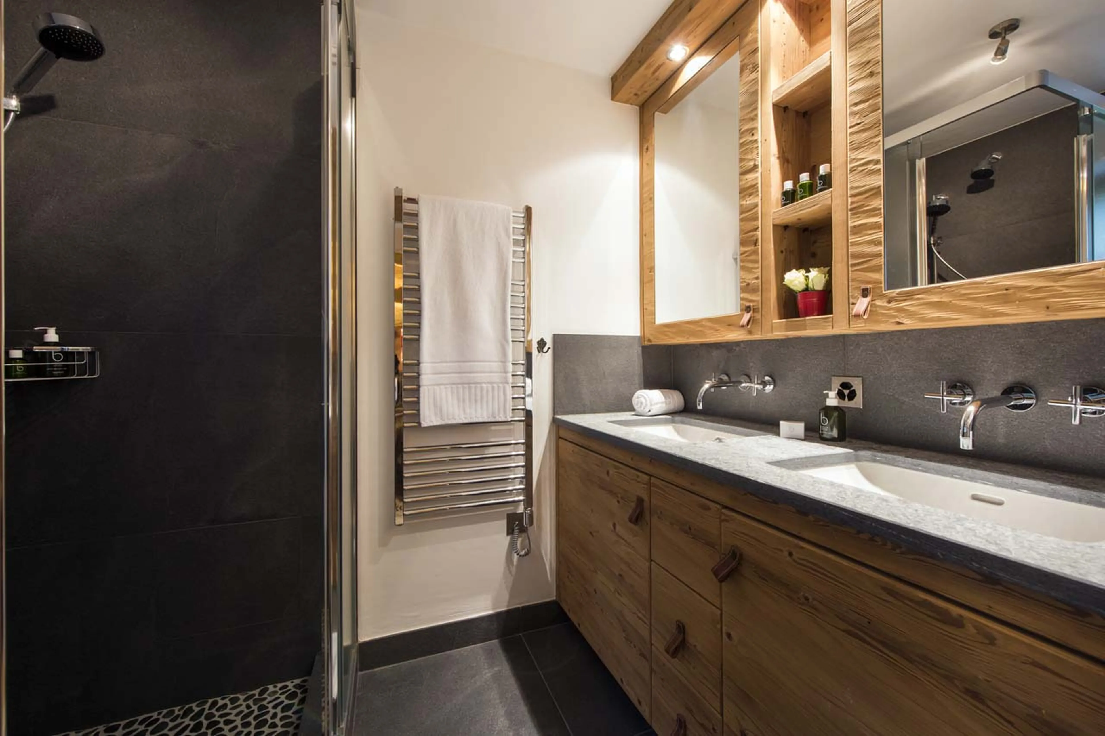 En-suite shower room at Apartment Hickory in Verbier