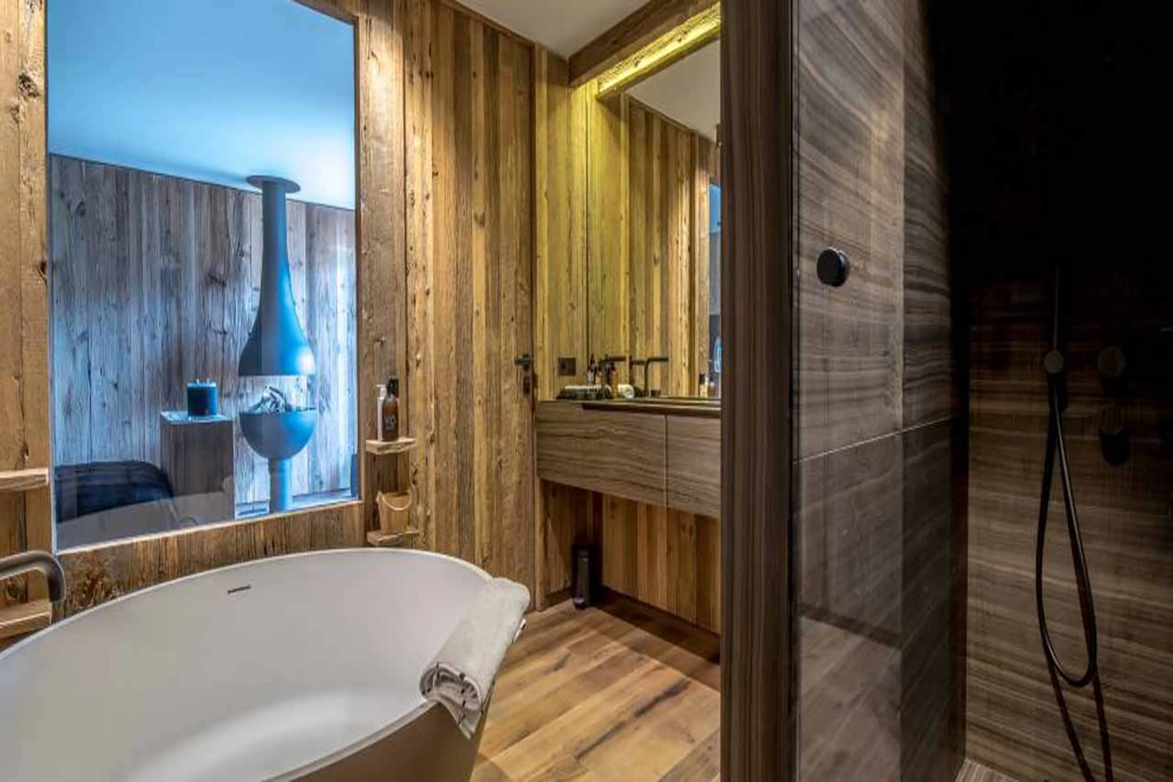 Bedroom 2 en-suite at Chalet Himalaya in Meribel