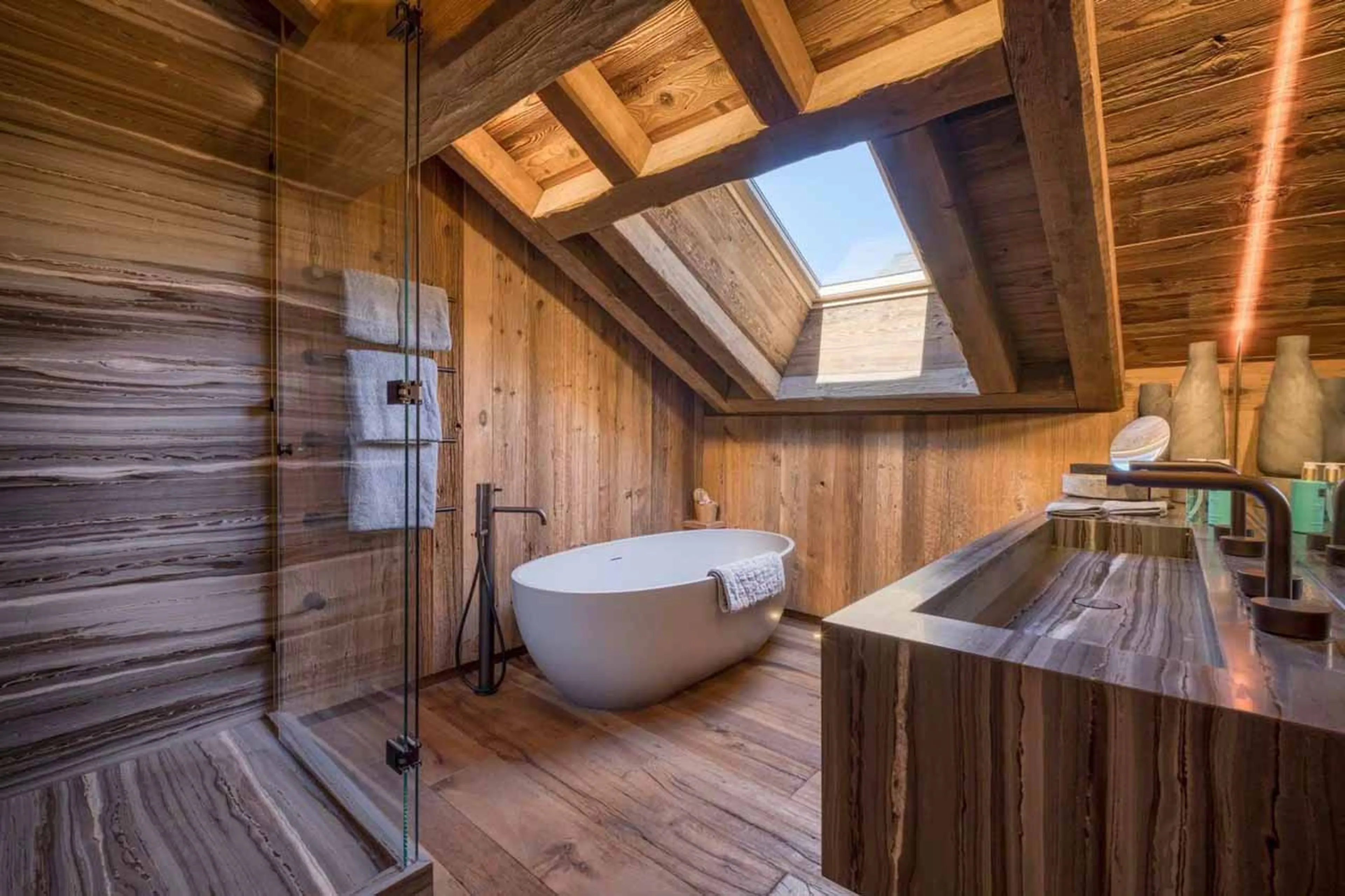 Bedroom 3 en-suite at Chalet Himalaya in Meribel