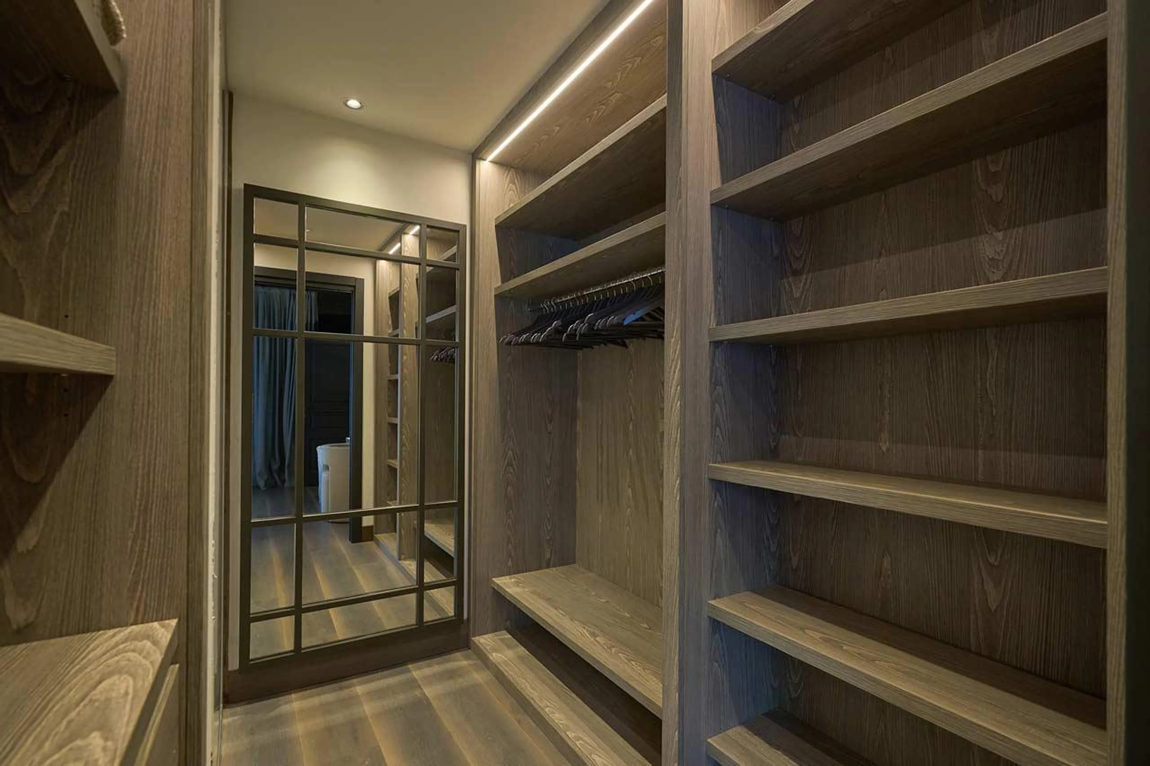 Walk-in wardrobe at Chalet Il Gufo in Cervinia
