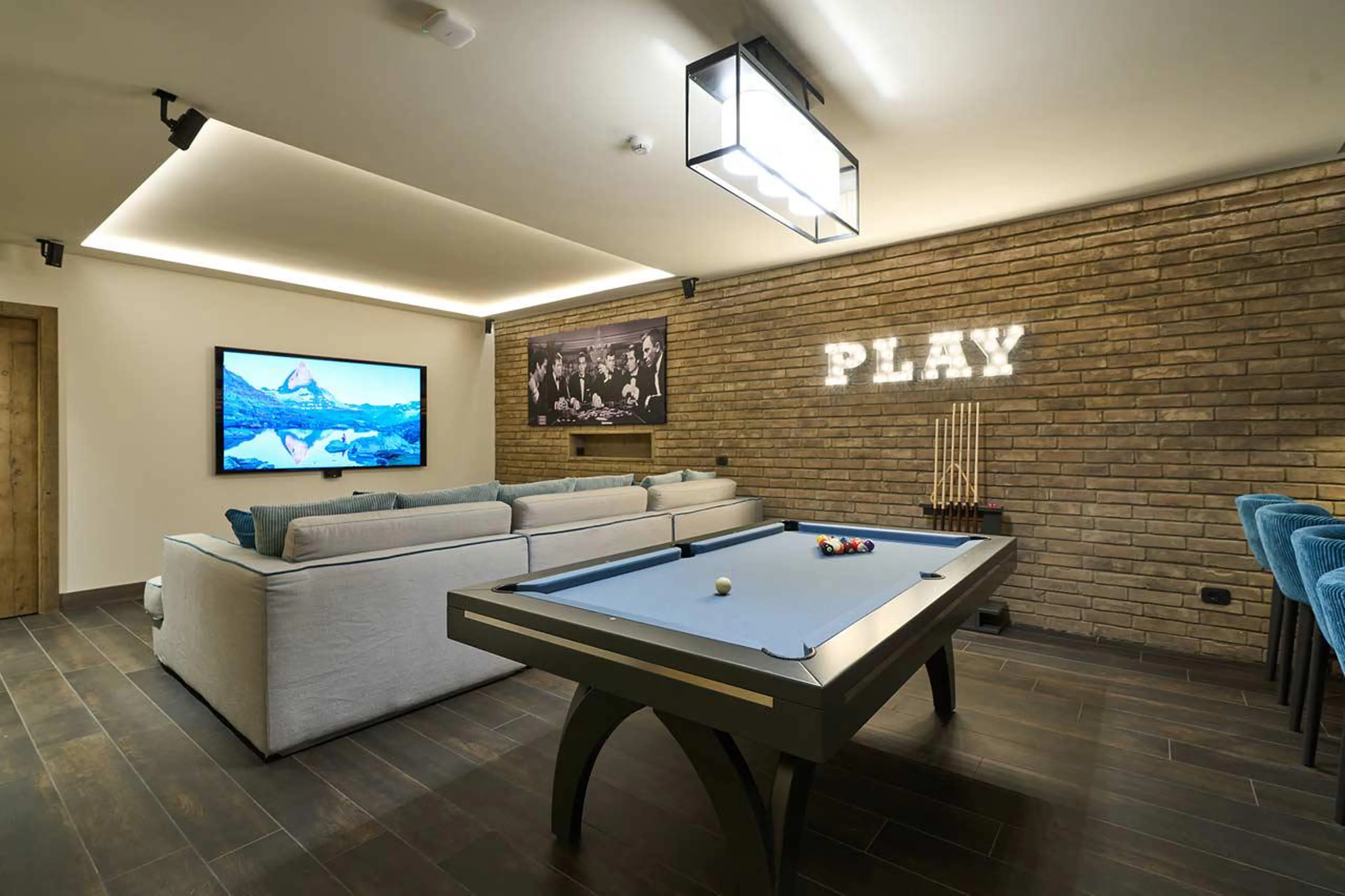 Pool table and bar at Chalet Il Gufo in Cervinia