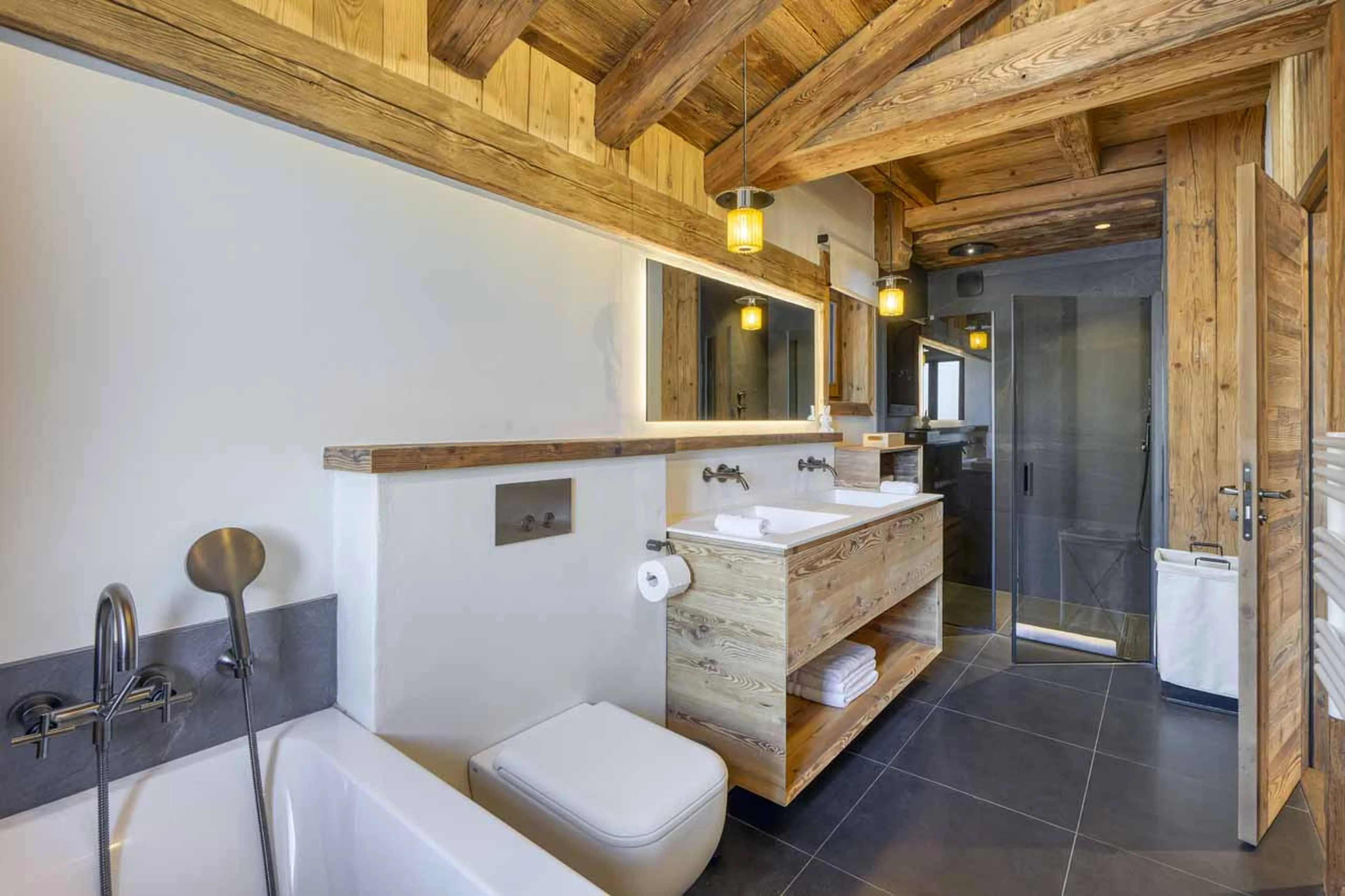 Bedroom 1 en-suite at Chalet Impala in Megeve