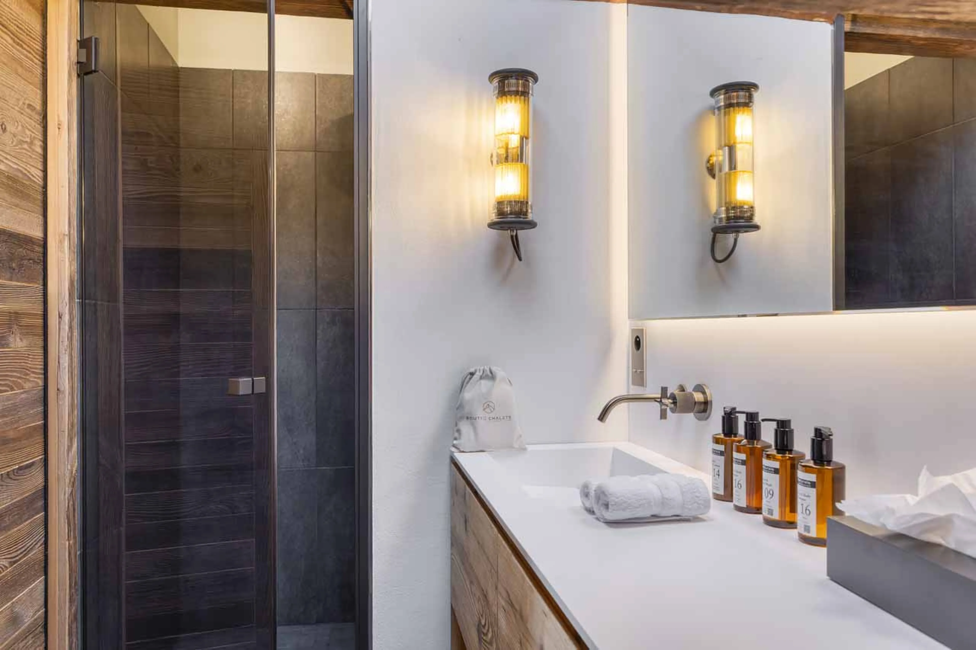 Bedroom 2 en-suite at Chalet Impala in Megeve