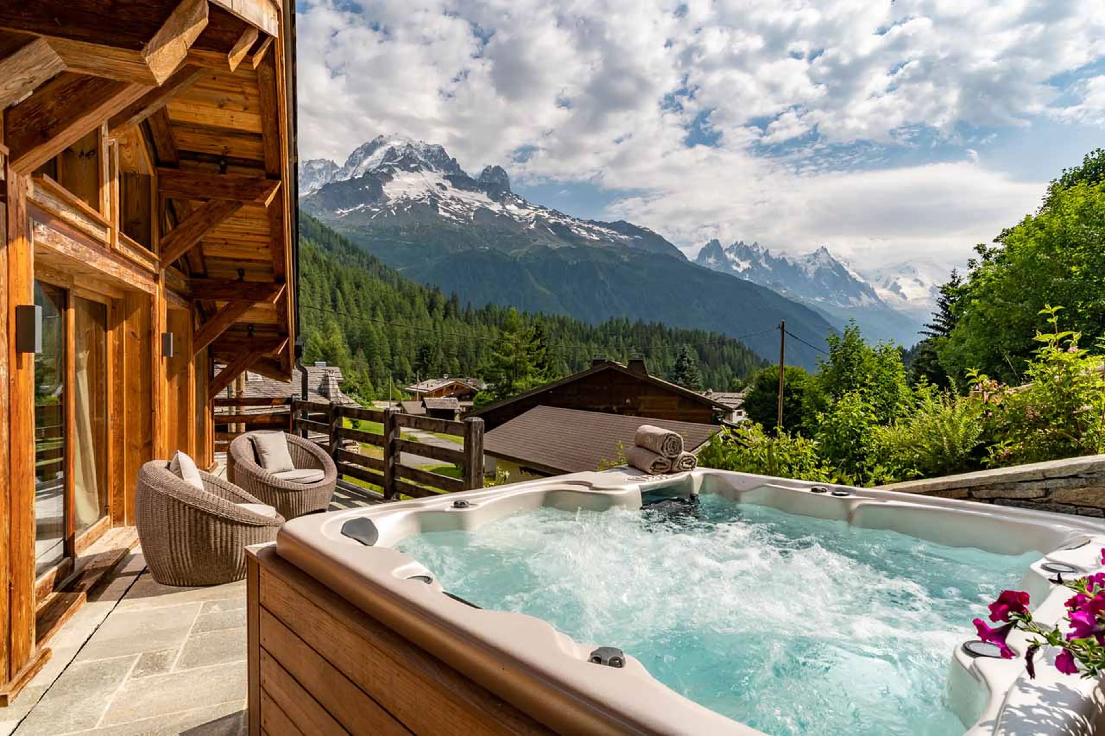 Outdoor hot tub at Chalet Infinity in Chamonix