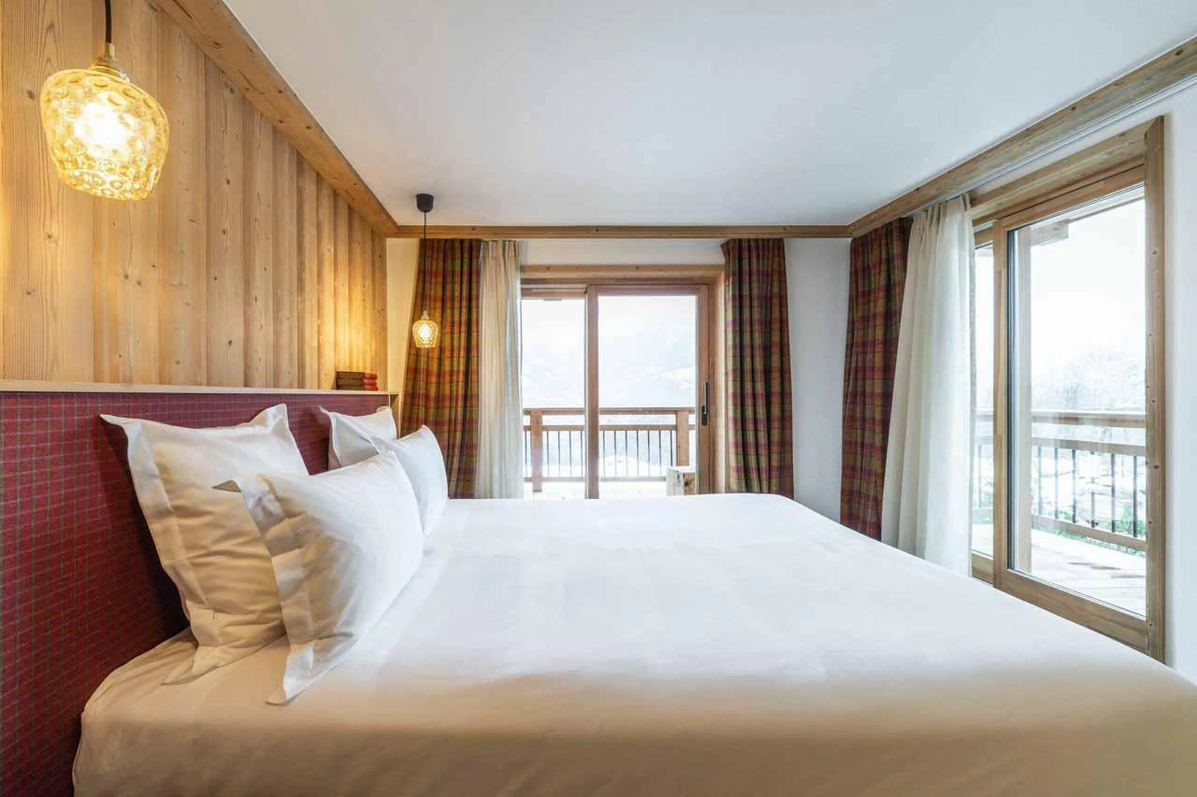 Double bedroom with balcony access in Chalet Irbis, Courchevel Le Praz