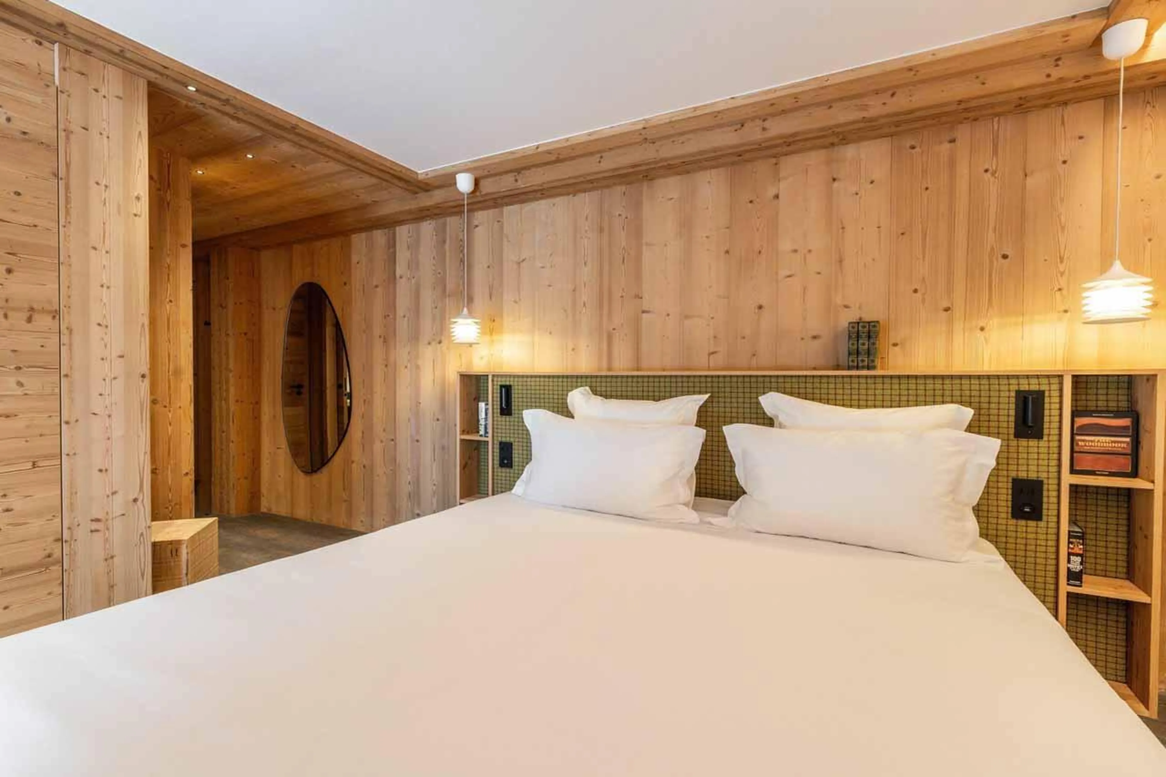 Double bed with shelving in Chalet Irbis, Courchevel Le Praz