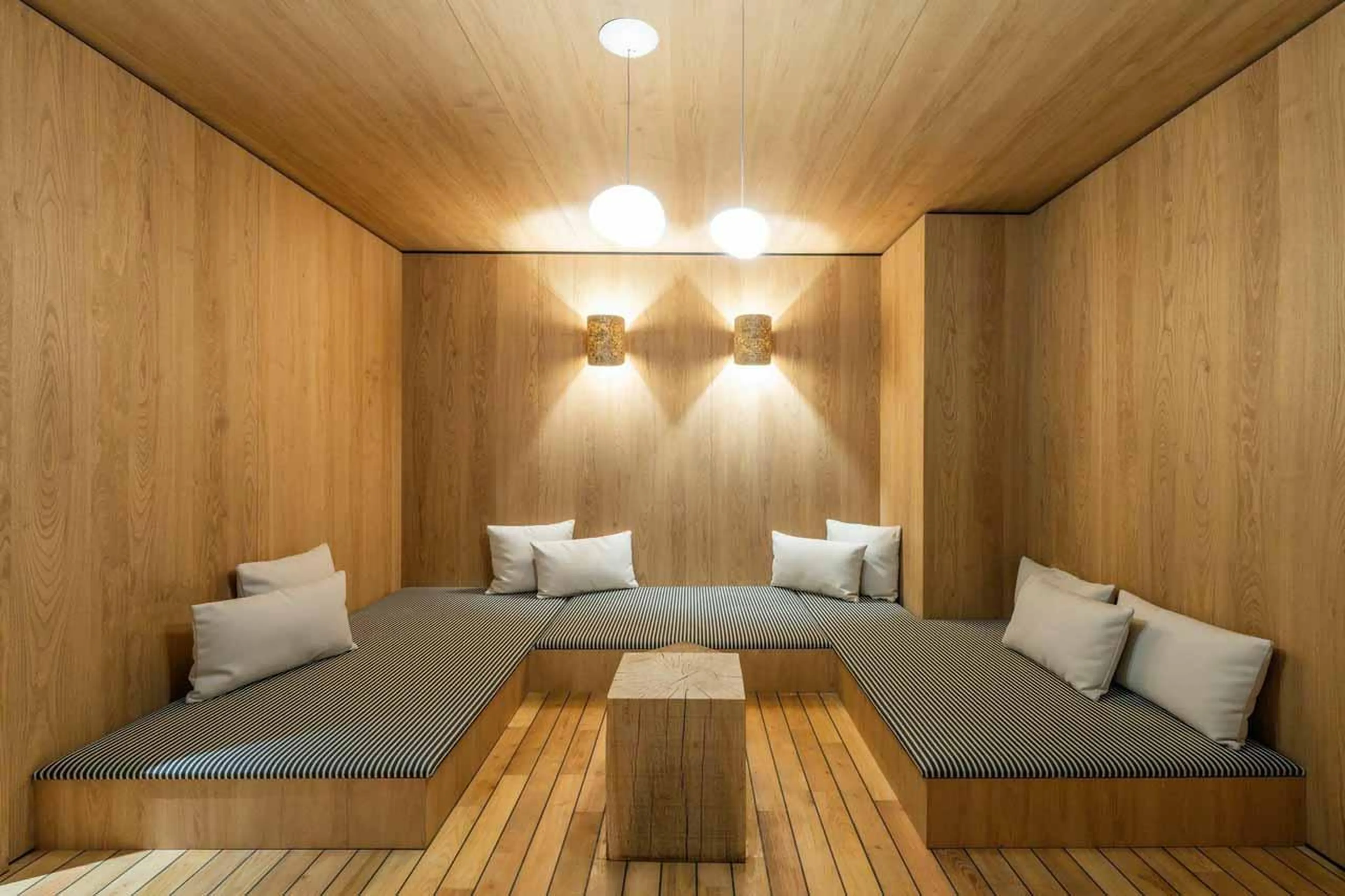 Low built-in sofas in Chalet Irbis, Courchevel Le Praz