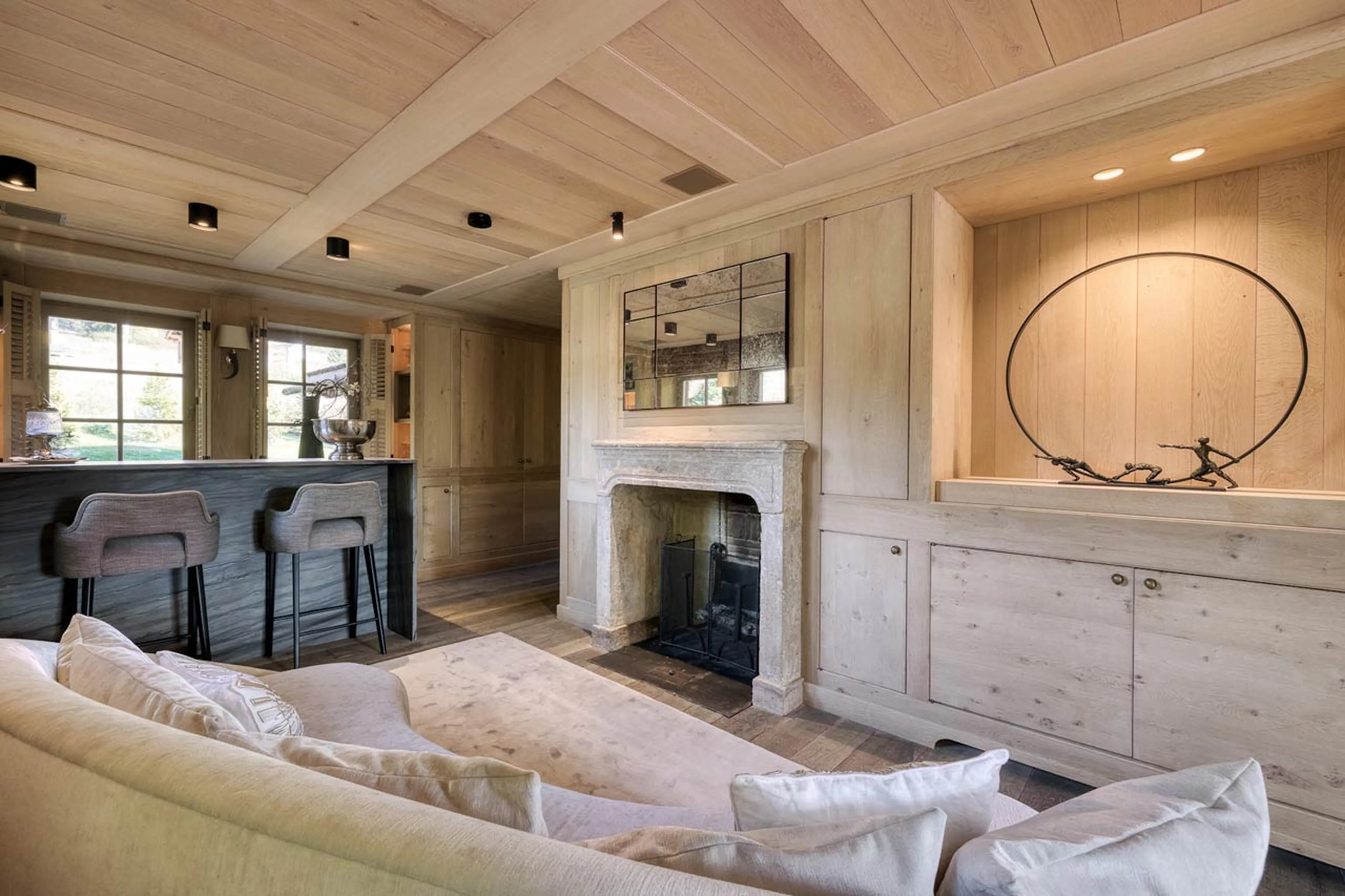 Small lounge with corner bar at Chalet Izoard in Megeve