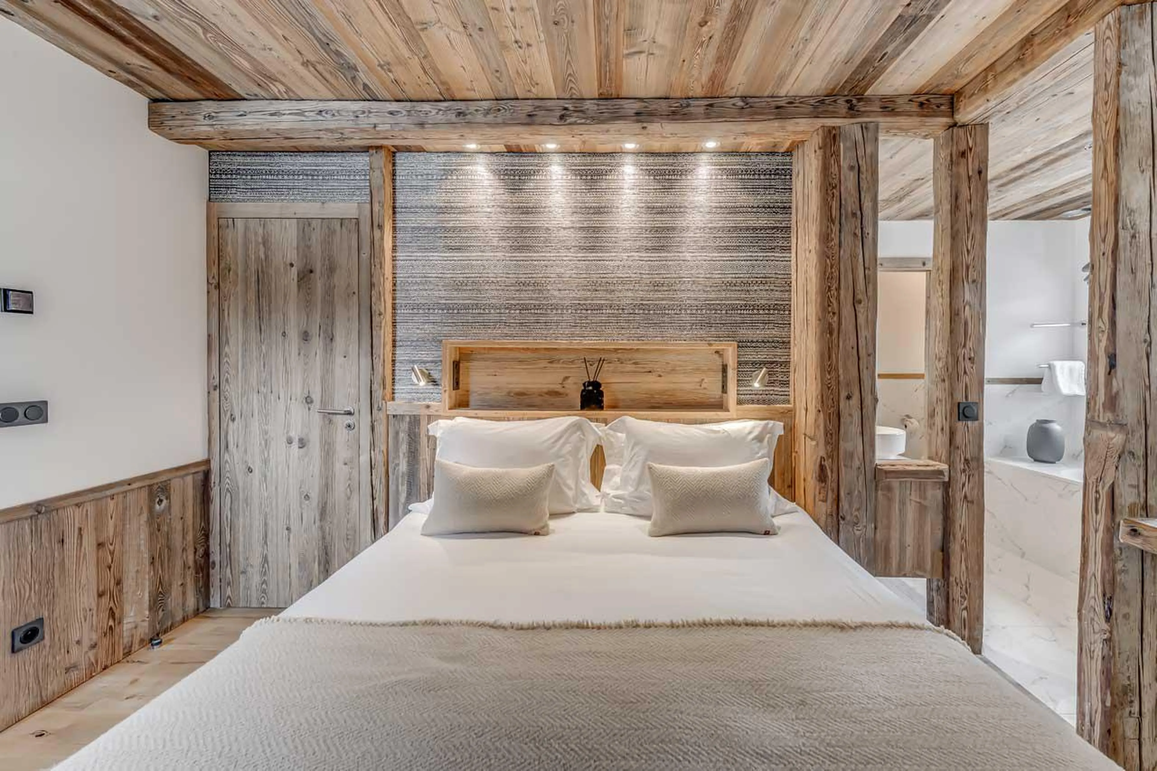 Double/twin bed six Bedroom three at Chalet Juno in Val d'Isere