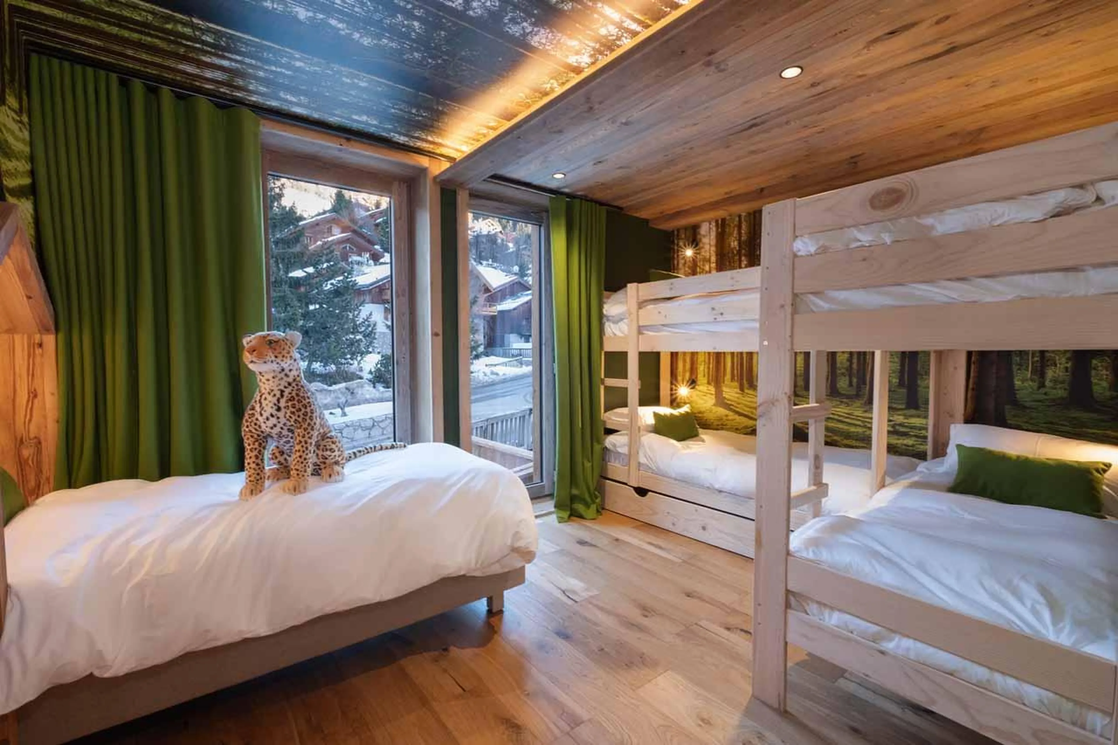 Family room with two bunk beds and one single bed in Chalet Kalinka, Meribel