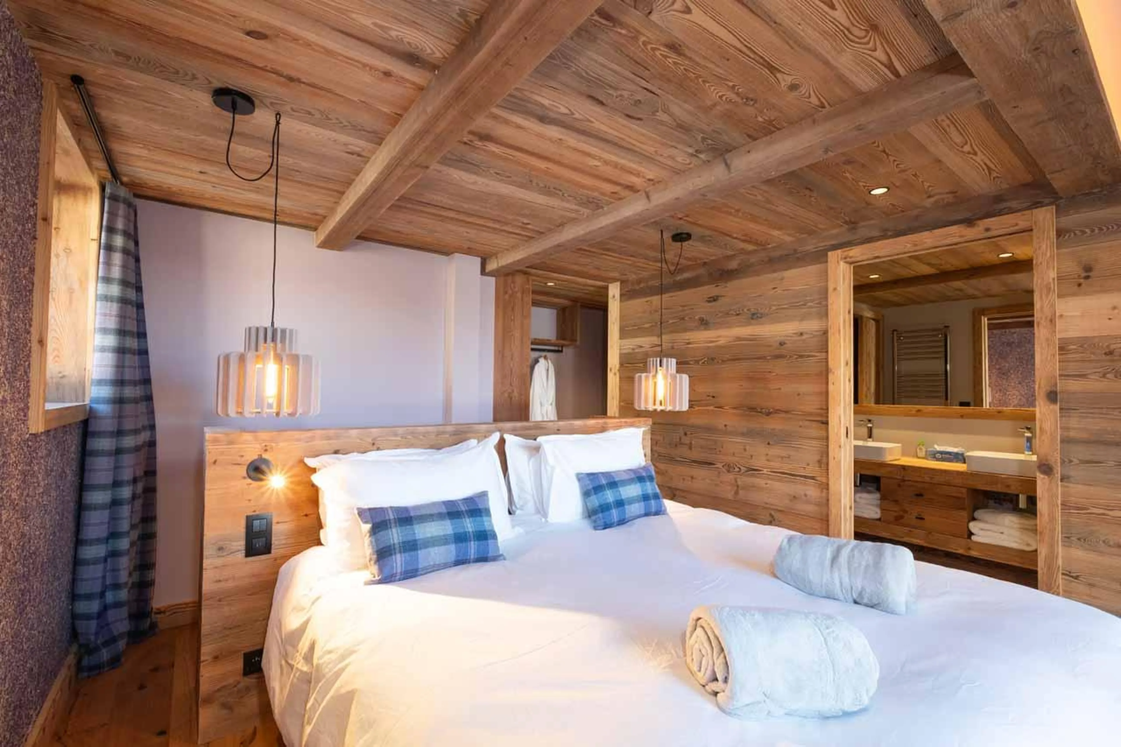 Double bedroom in Chalet Kalinka, Meribel