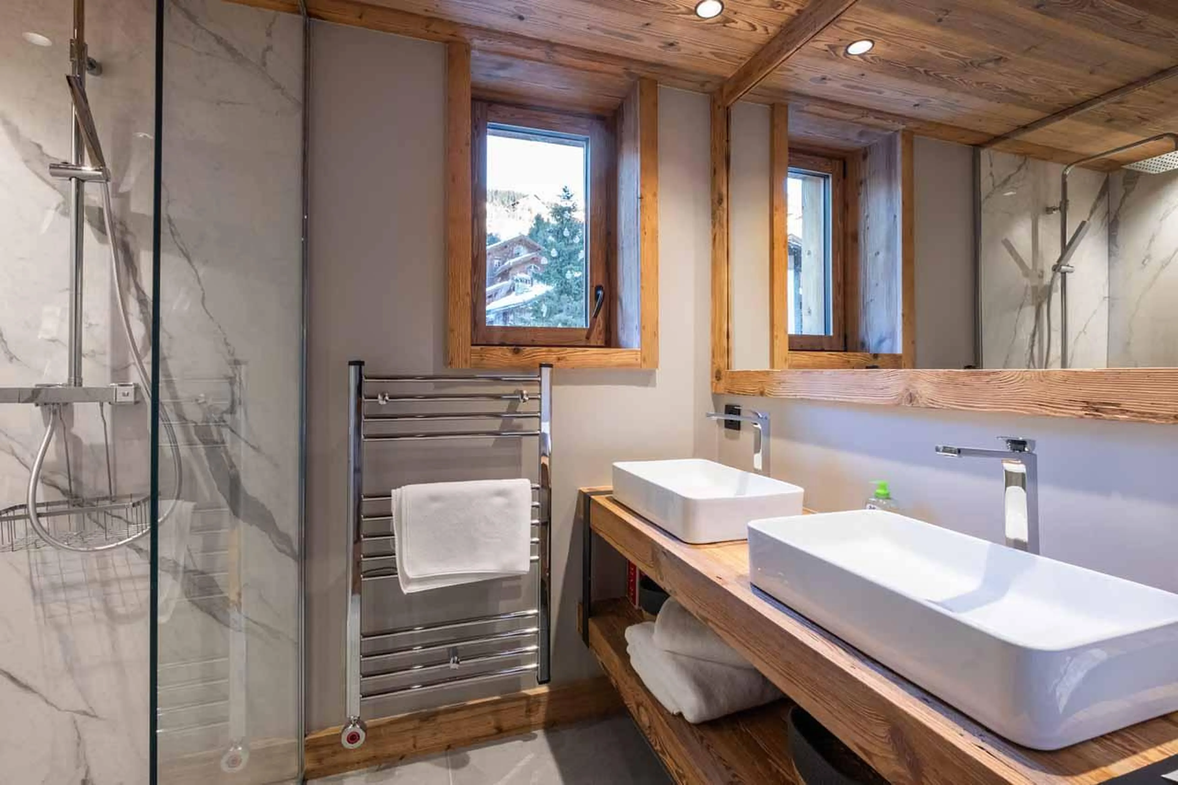En-suite shower room with double basin in Chalet Kalinka, Meribel