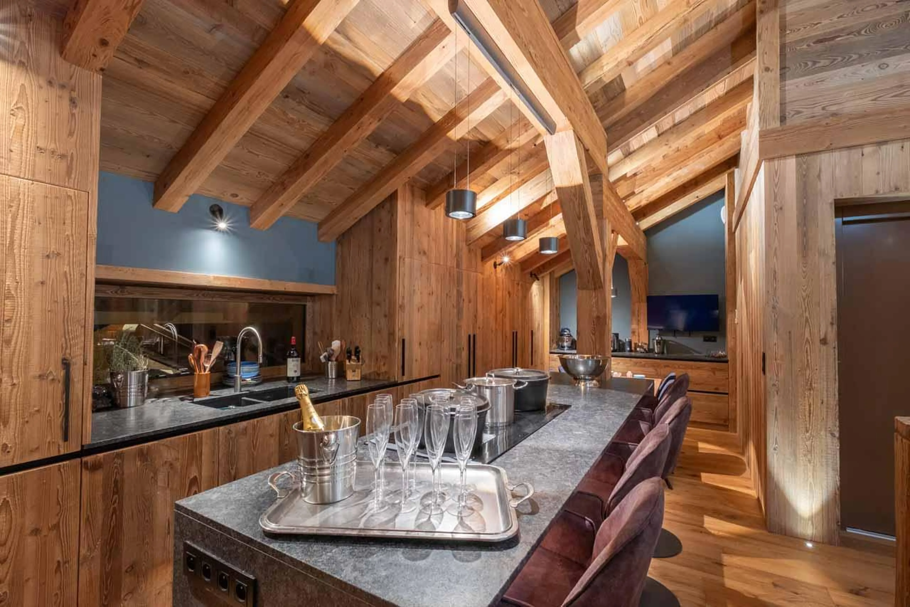 Kitchen island with high seating in Chalet Kalinka, Meribel