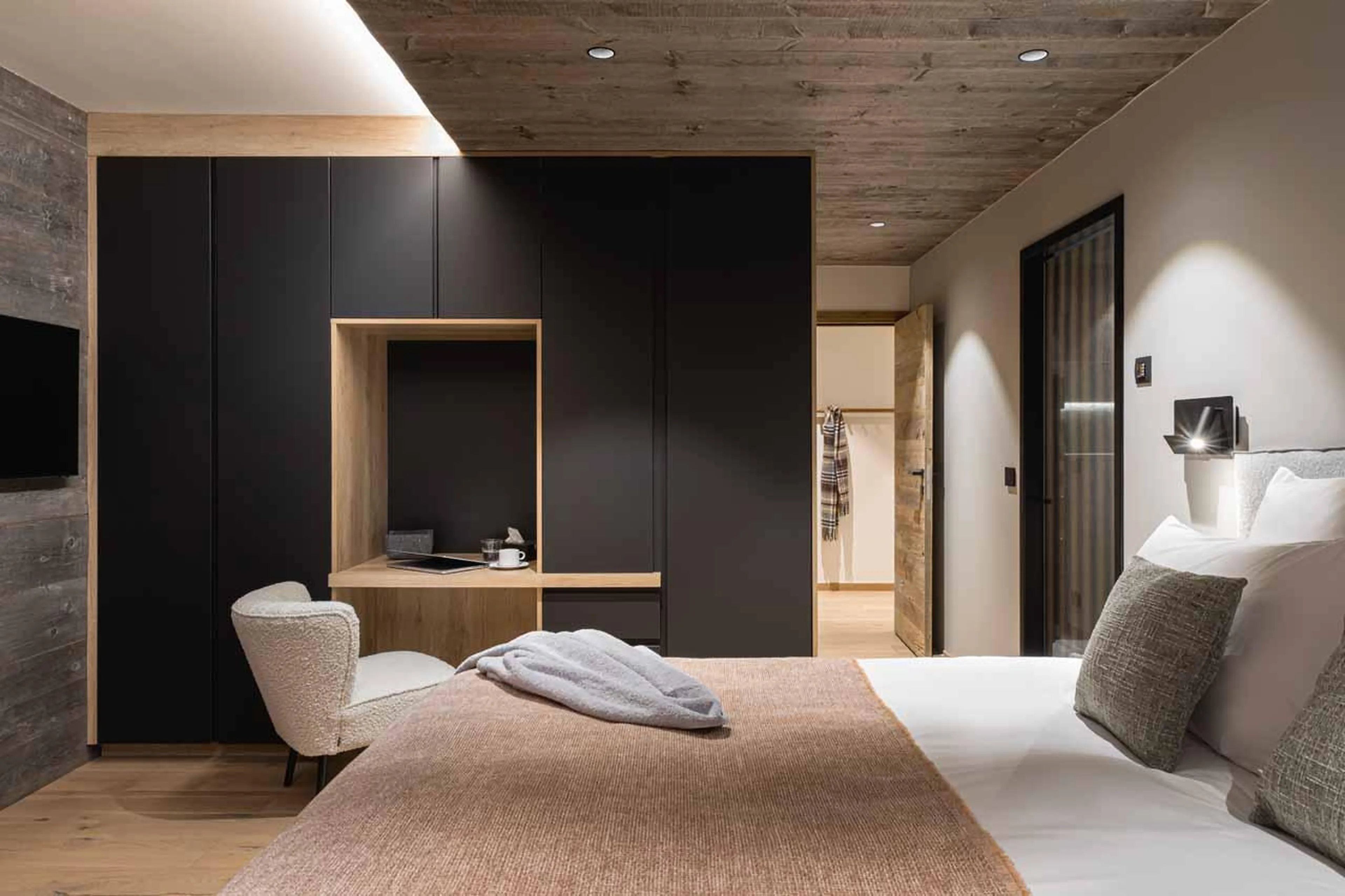 Bedroom with desk space at Chalet Kandahar in Courchevel 1550