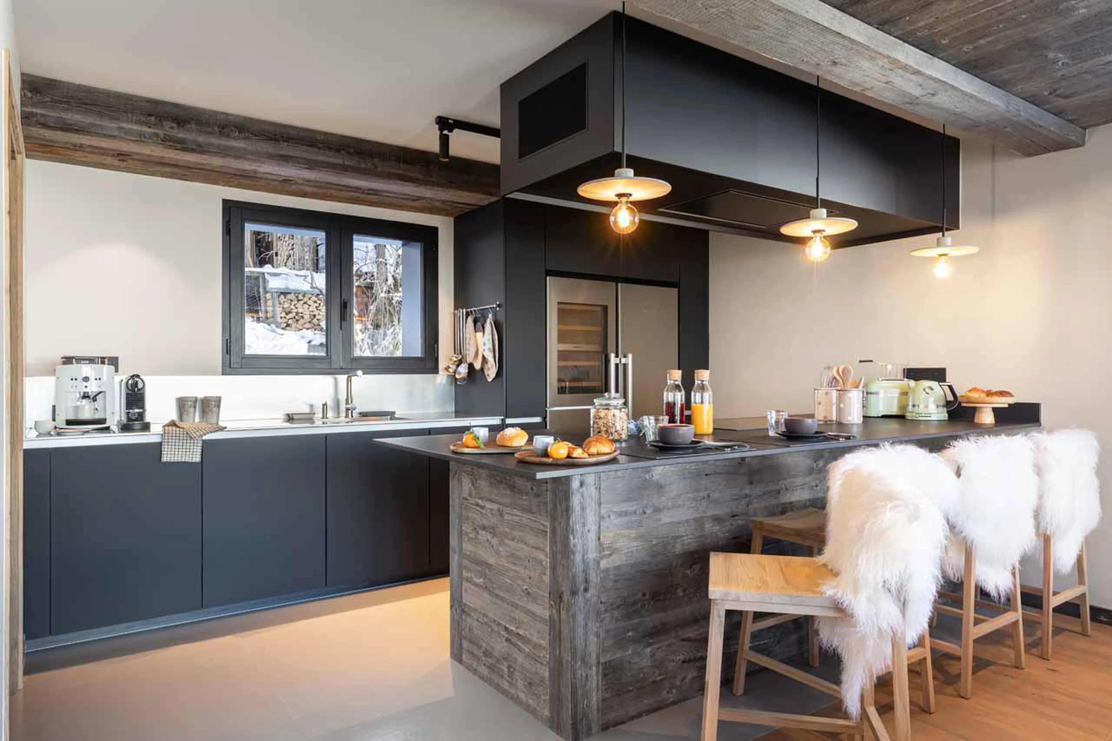 Fully equipped kitchen open to the living room at Chalet Kandahar in Courchevel 1550