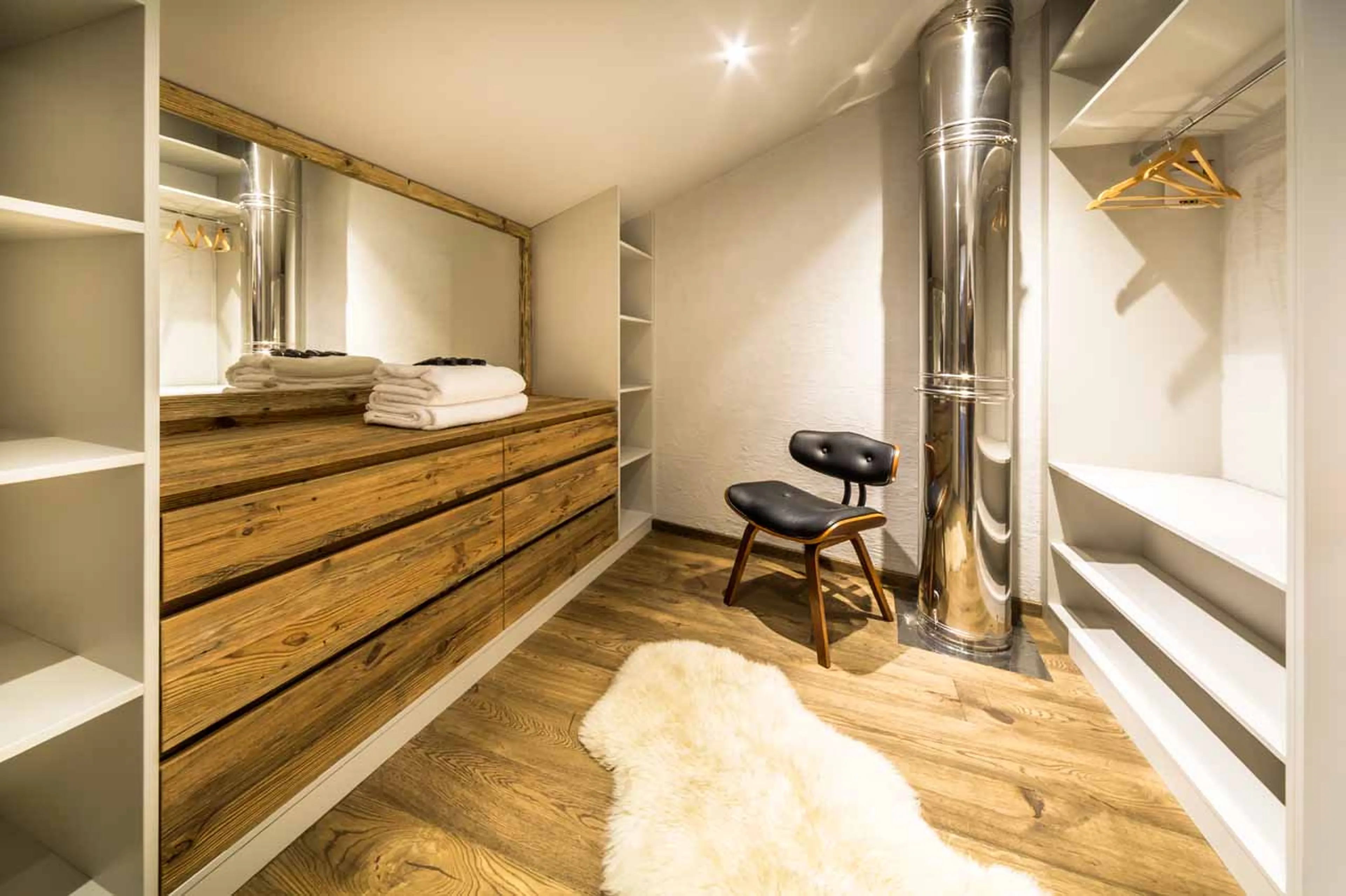 Bedroom 4 dressing room at Chalet Kapa in Morzine