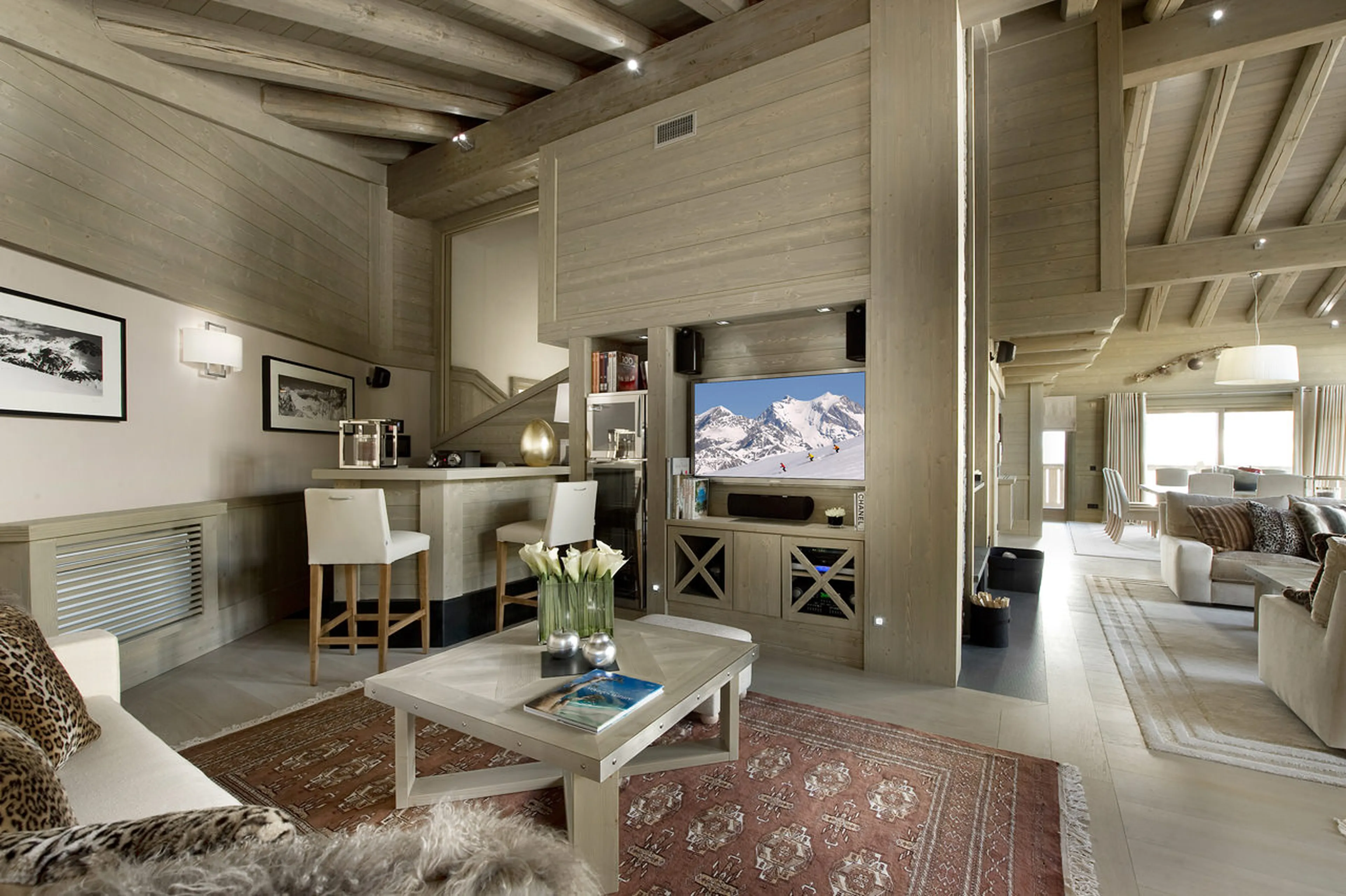 TV corner and bar at Chalet Karakoram in Courchevel 1850